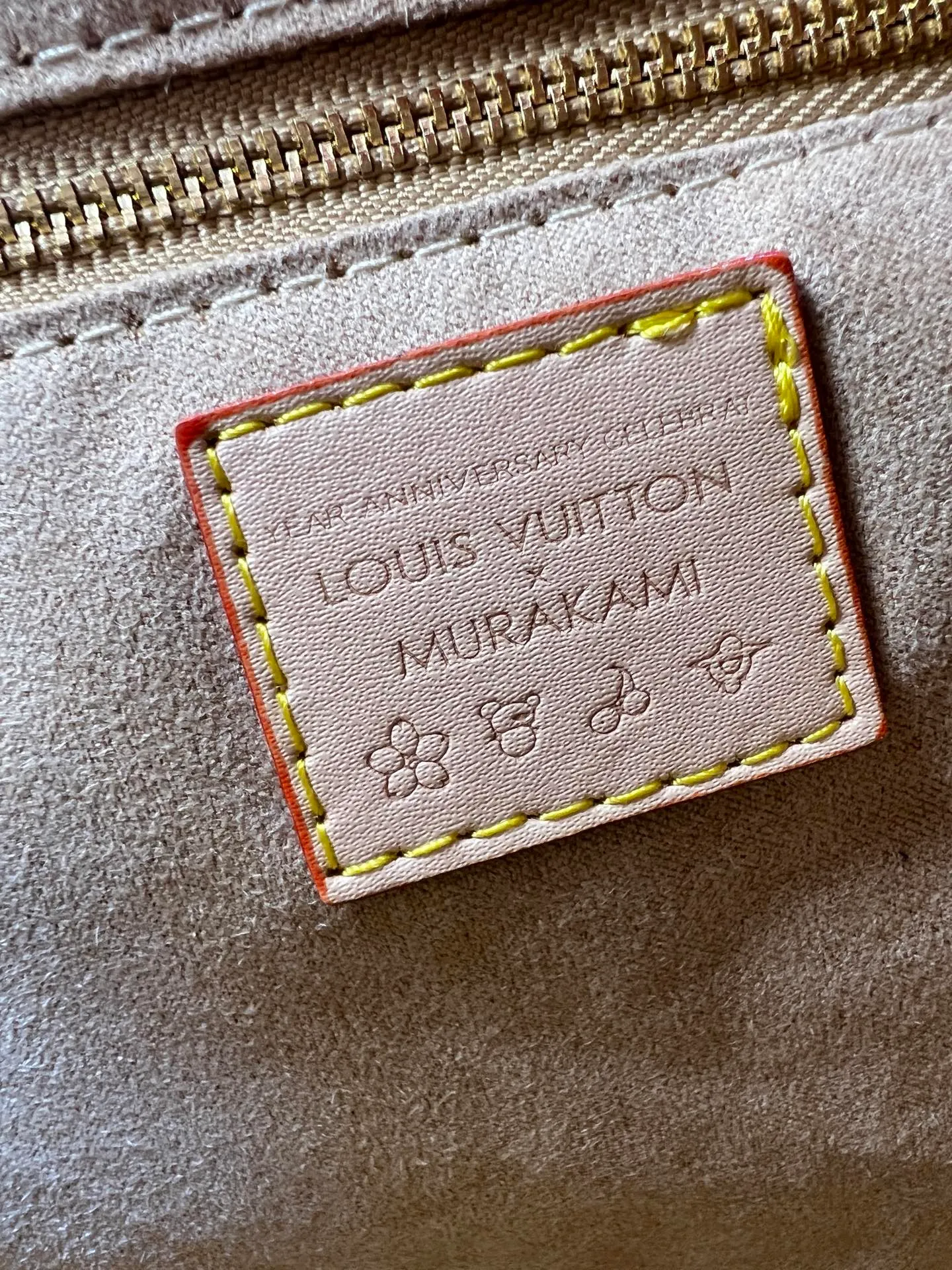 Batch 320💰Upgraded original M13079 Louis Vuitton x Takashi Murakami reissue series interprets the OnTheGo medium handbag in a smart way. The colorful Monogram canvas body, cowhide leather trim and LV x TM key bag highlight the sophisticated style. The shiny corners recall the design of traditional Louis Vuitton luggage, and the shoulder strap and top handle allow for multiple carrying methods. Dimensions: 35.0 x 27.0 x 14.0 cm (length x height x width)