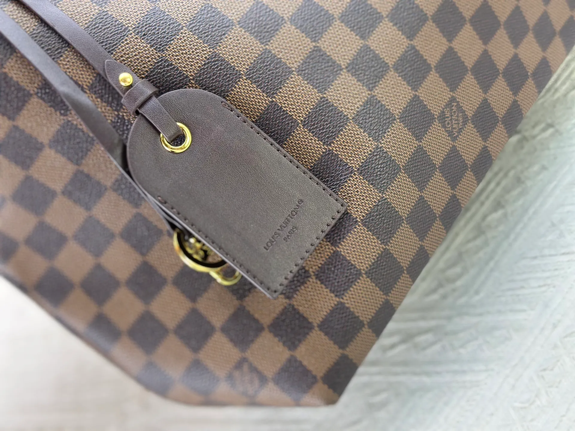 P300 upgrades the original M25877 Again bag, a new interpretation of the iconic Artsy design first launched in 2010, now more flexible, more iconic and more refined. Rooted in LV’s DNA, this bag pays homage to Louis Vuitton’s craftsmanship with its classic Monogram canvas base, hand-woven handles and customizable name tag. It's spacious enough to hold a laptop and opens to reveal multiple pockets. Gold hooks can be used to hang playful accessories! ! Size:50x30x15.5CM