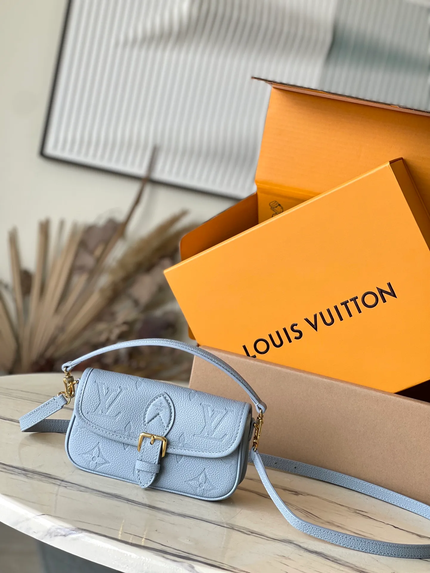 💰760 (top layer leather) top original order M83592 blue. Support counter inspection. The photos taken of duty-free goods are consistent with the product without opening the packaging. This product is an exclusive duty-free product in the market and is the highest-end product. Inspection is supported. This product has passed strict inspection and is flawless. Please wear gloves when touching the product. This product is not returnable or exchangeable. Please confirm the product first and then remove the label on the handle. This product is temporarily not open to the public, only regular customers, and is in short supply. Dimensions: 19 x 10.5 x 6 cm