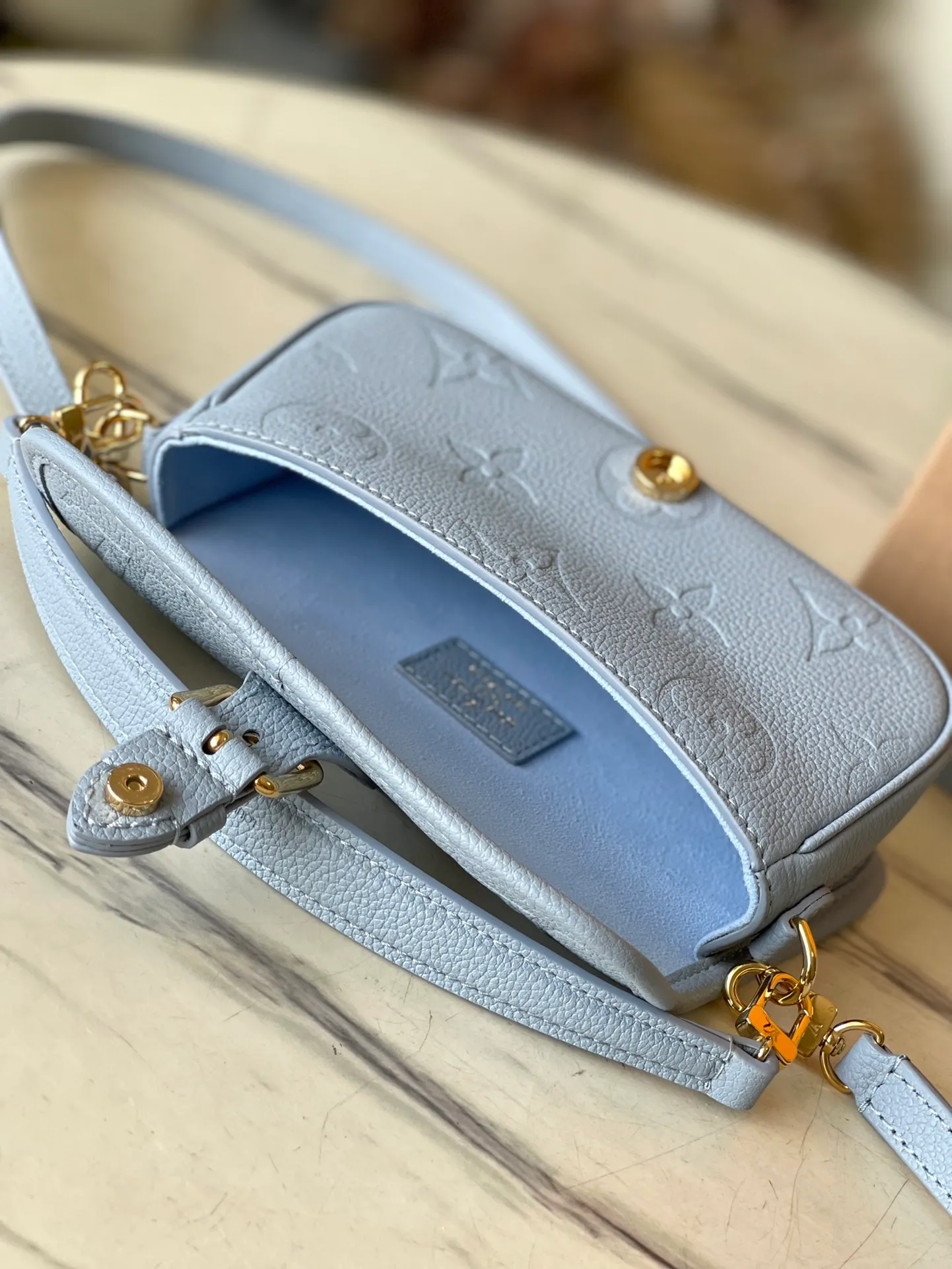💰760 (top layer leather) top original order M83592 blue. Support counter inspection. The photos taken of duty-free goods are consistent with the product without opening the packaging. This product is an exclusive duty-free product in the market and is the highest-end product. Inspection is supported. This product has passed strict inspection and is flawless. Please wear gloves when touching the product. This product is not returnable or exchangeable. Please confirm the product first and then remove the label on the handle. This product is temporarily not open to the public, only regular customers, and is in short supply. Dimensions: 19 x 10.5 x 6 cm