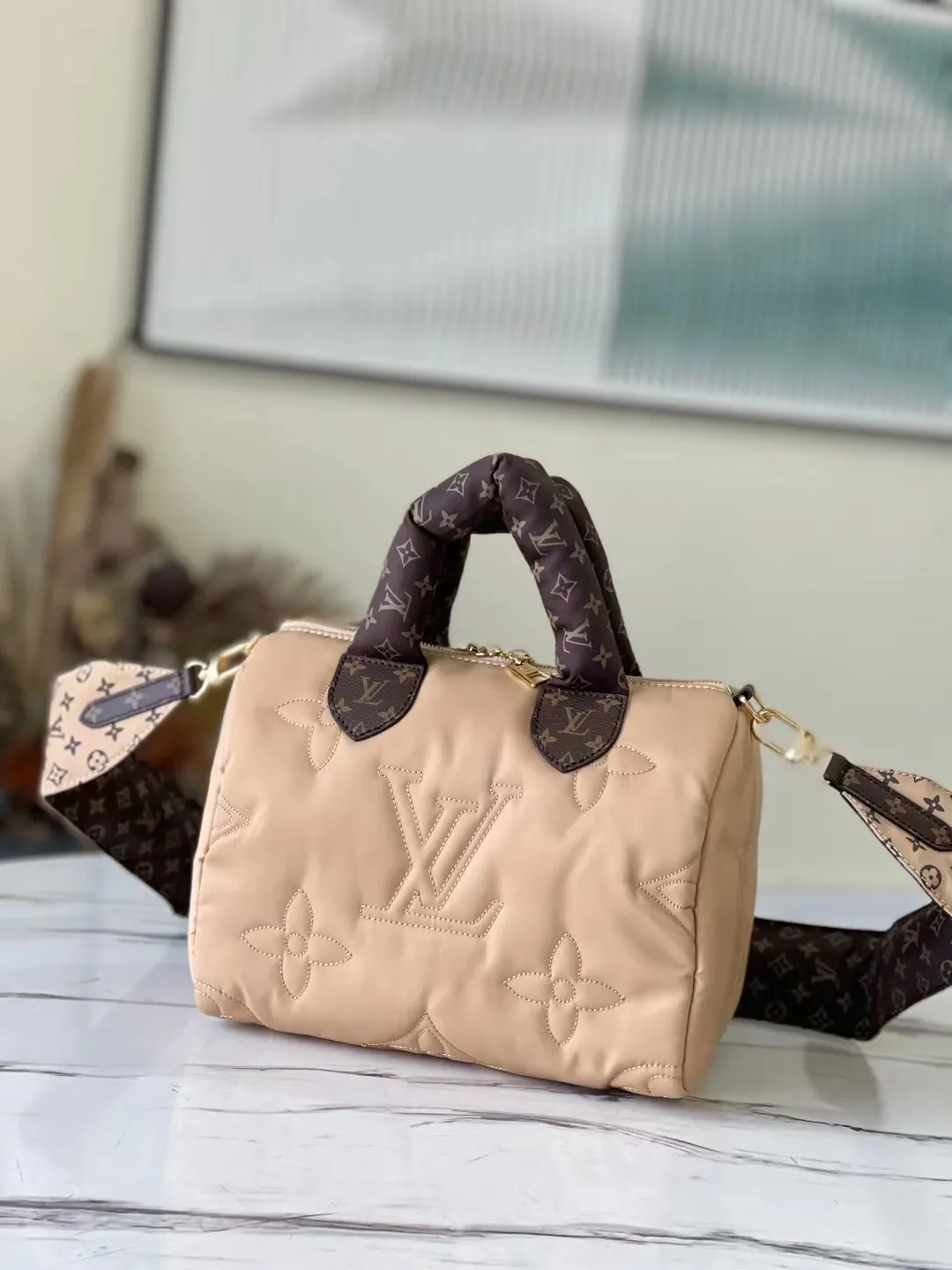 💰1060 Top Original M59008 Apricot This Speedy Bandoulière 25 handbag is made of Econyl recycled nylon, demonstrating the unremitting pursuit of green and sustainable technology. The padded outer layer is embroidered with a Monogram pattern, making it a comfortable companion for winter travel. The classic silhouette, leather handles and removable shoulder strap continue the Speedy line. Dimensions: 25 x 19 x 15 cm