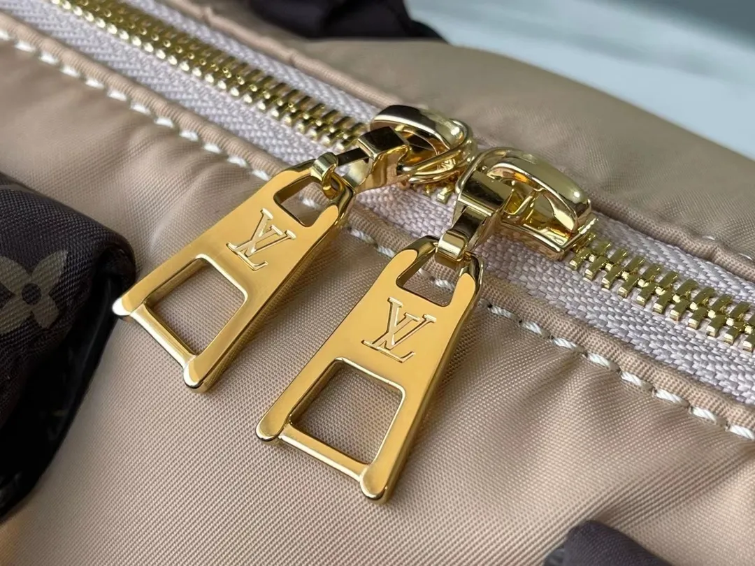 💰1060 Top Original M59008 Apricot This Speedy Bandoulière 25 handbag is made of Econyl recycled nylon, demonstrating the unremitting pursuit of green and sustainable technology. The padded outer layer is embroidered with a Monogram pattern, making it a comfortable companion for winter travel. The classic silhouette, leather handles and removable shoulder strap continue the Speedy line. Dimensions: 25 x 19 x 15 cm