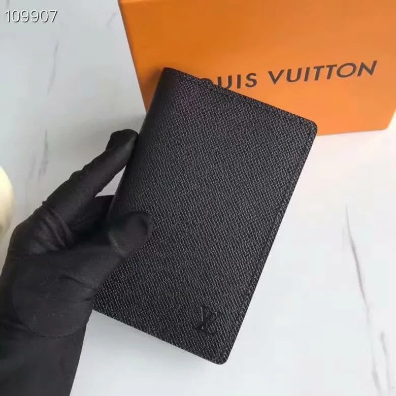 P100lv Wallet Coin Clip M60181 A must-have accessory for modern travelers, this coated canvas passport cover combines fashion and practicality. Equipped with four credit card slots and two convenient pockets for quick access to your passport. Dimensions: 10.0 x 14.0 x 2.5 cm ~