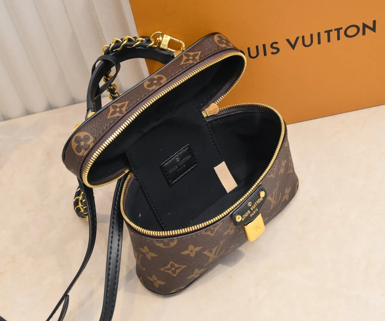 💰260💰Upgraded from the original M47125 M42264 Vanity Chain Pouch handbag draws inspiration from the classic cosmetic case and interprets the spirit of travel with Monogram canvas. The top handle and detachable braided chain are infused with leather elements, complementing the clean lines of the bag. The LV inscribed padlock and leather key holder continue the iconic details. Dimensions: 19x11.5x6.5cm