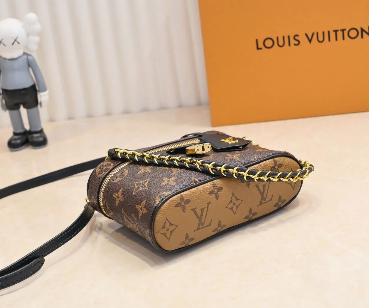 💰260💰Upgraded from the original M47125 M42264 Vanity Chain Pouch handbag draws inspiration from the classic cosmetic case and interprets the spirit of travel with Monogram canvas. The top handle and detachable braided chain are infused with leather elements, complementing the clean lines of the bag. The LV inscribed padlock and leather key holder continue the iconic details. Dimensions: 19x11.5x6.5cm