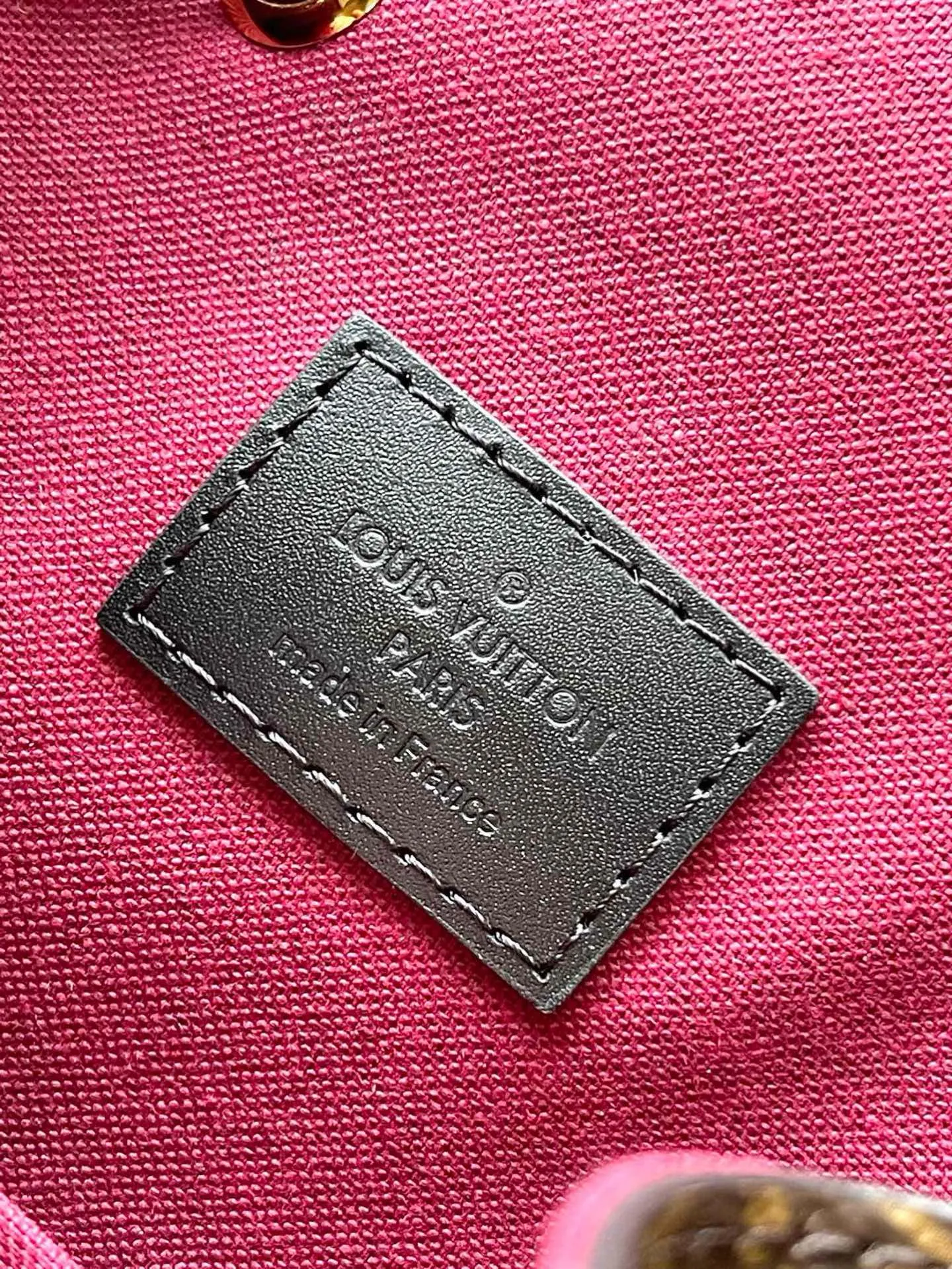 💰860 The top original order M45515 supports counter inspection. The photo taken of duty-free goods is consistent with the product and has not been unpacked. This product is an exclusive duty-free product in the market and is the highest-end product. Inspection is supported. This product has passed strict inspection and is flawless. Please wear gloves when touching the product. This product is not returnable or exchangeable. Please confirm the product first and then remove the label on the handle. This product is temporarily not open to the public, only regular customers, and is in short supply. Dimensions: 27.5 x 33 x 14 cm