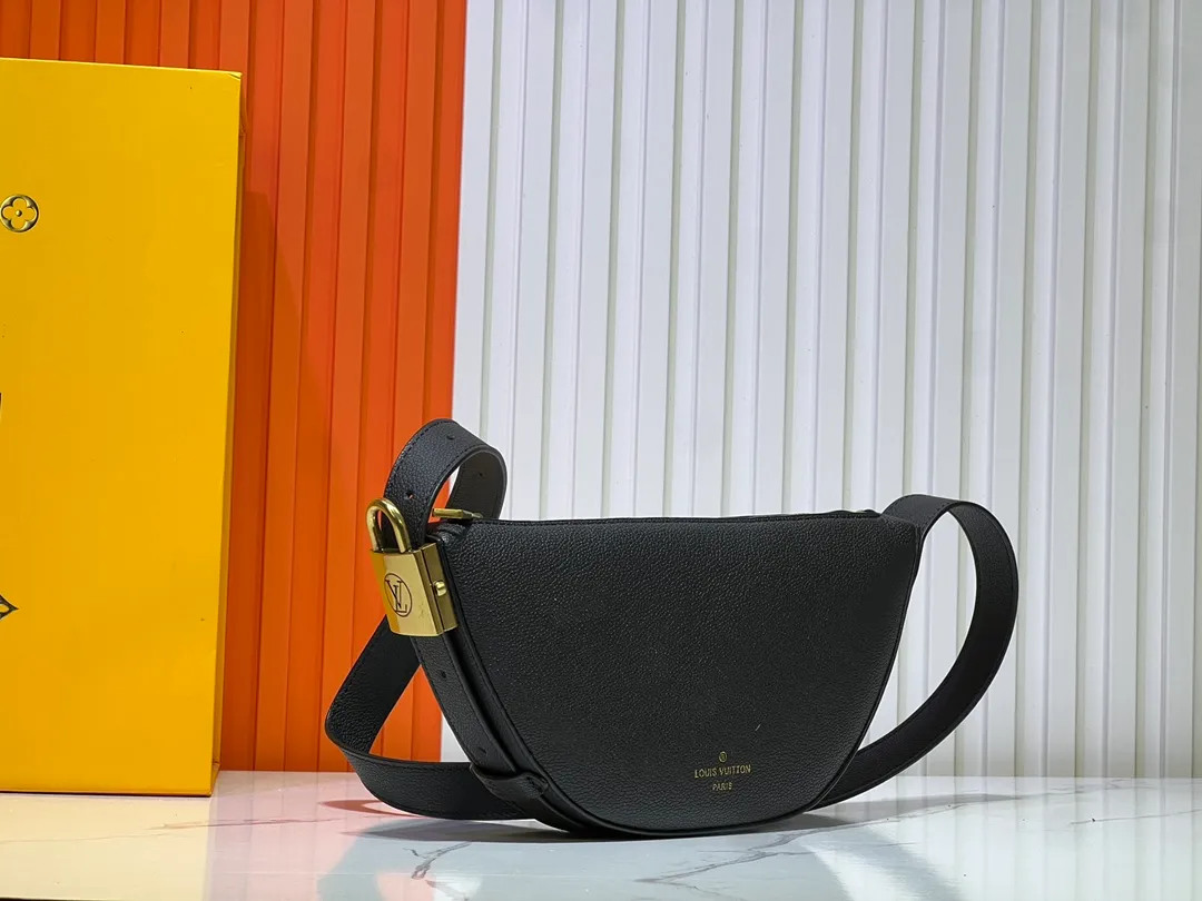 Batch 260💰 (actual photos, compare quality) M83546 M11429 This low-key Low Key Bumbag is a modern and simple design, with extremely soft and smooth calfskin and exquisite details. These include an LV engraved padlock and suede calfskin lining. This carry-on piece features a zipped main compartment for essentials like your phone, wallet and keys, and an adjustable shoulder strap to carry it on the body or cross-body. 28 x 13 x 5.5cm (DxHxW)
