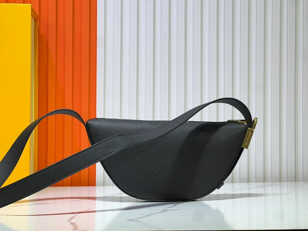Batch 260💰 (actual photos, compare quality) M83546 M11429 This low-key Low Key Bumbag is a modern and simple design, with extremely soft and smooth calfskin and exquisite details. These include an LV engraved padlock and suede calfskin lining. This carry-on piece features a zipped main compartment for essentials like your phone, wallet and keys, and an adjustable shoulder strap to carry it on the body or cross-body. 28 x 13 x 5.5cm (DxHxW)