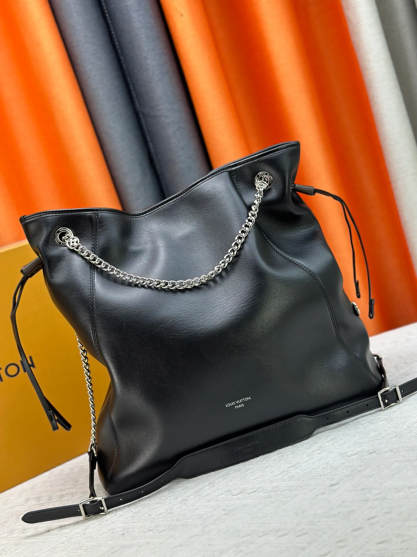 P300 Upgraded original M25545 M25522 This medium Off Duty handbag is from the LV Vibe series and can inject avant-garde rock style into any look. The sheepskin body has glossy hardware and the LV Circle logo on one side. Dimensions: 33.0 x 24.0 x 11.5 cm (length x height x width)