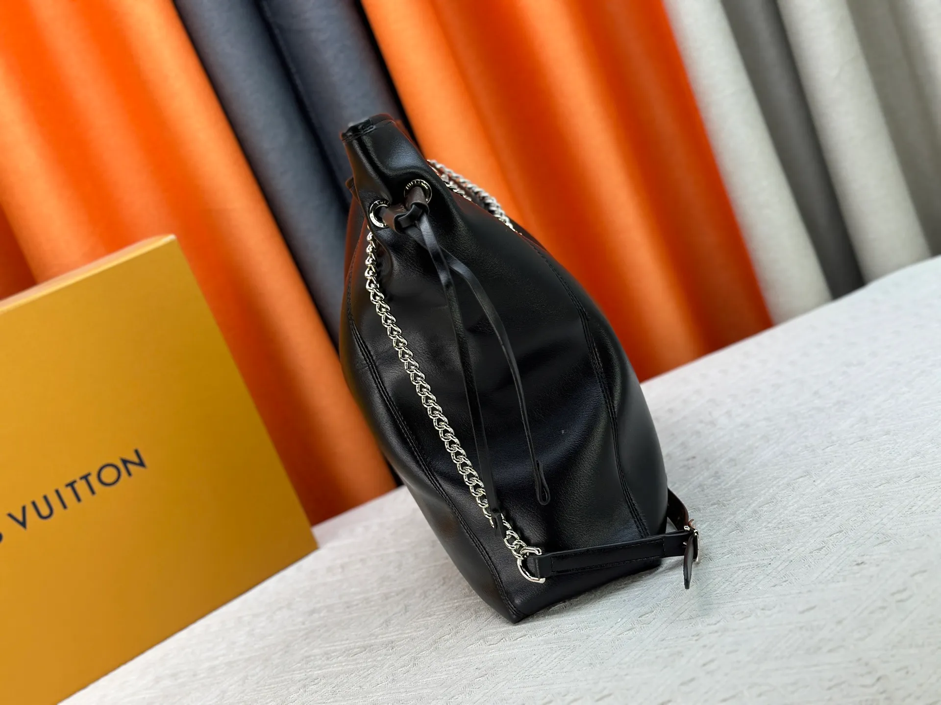 P300 Upgraded original M25545 M25522 This medium Off Duty handbag is from the LV Vibe series and can inject avant-garde rock style into any look. The sheepskin body has glossy hardware and the LV Circle logo on one side. Dimensions: 33.0 x 24.0 x 11.5 cm (length x height x width)