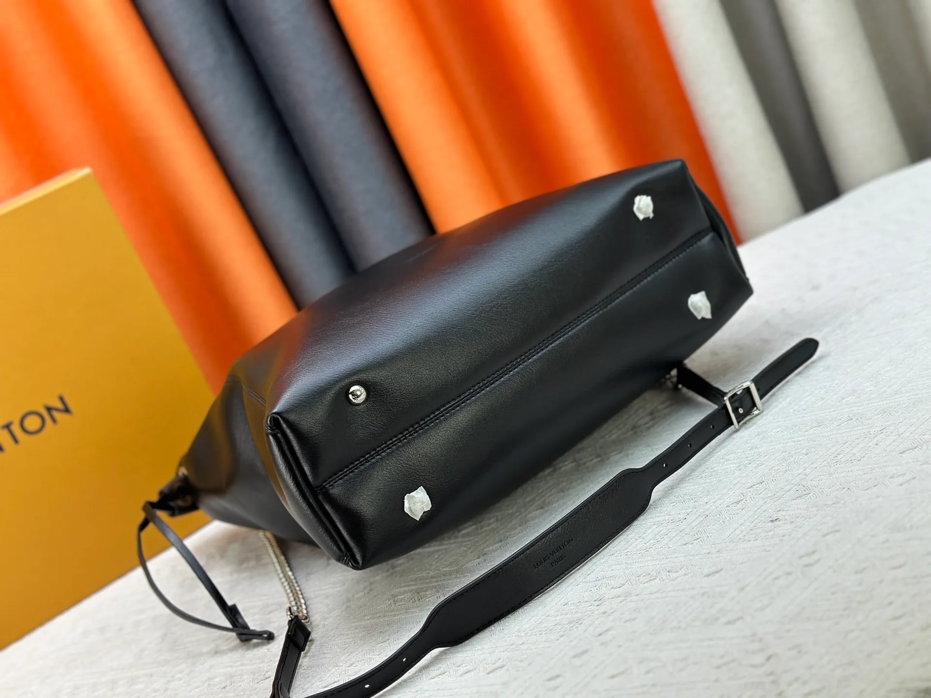P300 Upgraded original M25545 M25522 This medium Off Duty handbag is from the LV Vibe series and can inject avant-garde rock style into any look. The sheepskin body has glossy hardware and the LV Circle logo on one side. Dimensions: 33.0 x 24.0 x 11.5 cm (length x height x width)