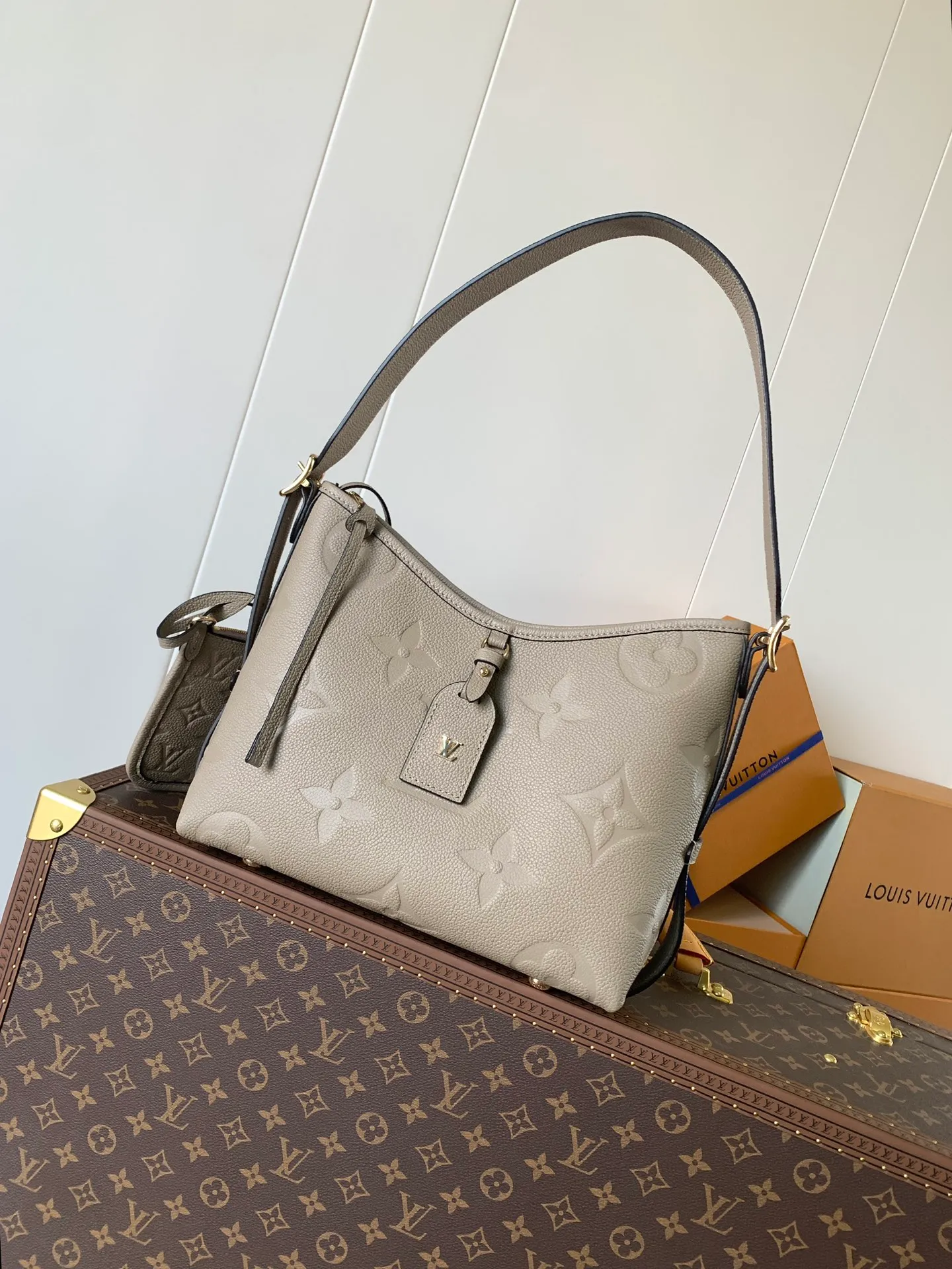 💰1180 (top layer leather) top original order, transcoding chip M14209 pink M46673 light blue M47180 apricot print M46288 black M46293 off-white M46277 apricot M11790 brown This small CarryAll handbag is made of Monogram Empreinte leather, showing the elegant style of the LV Milky Way series. The metal hardware and detachable name tag add to the sophisticated feel, and the interior pockets can safely store valuables. It can be carried by hand or by the shoulder strap to explore more carrying methods.  24 x 12 x 29.5 cm (H x W x L) Embossed grained cowhide Leather trim Textile lining Metal hardware Zip closure Internal slip pocket Internal zipper pocket Removable name tag Holds smartphone, 10" tablet, keys, Zippy wallet and headphones Shoulder strap: removable, adjustable Half-length strap: 32.0 cm Half-length strap adjustable to: 50.0 cm