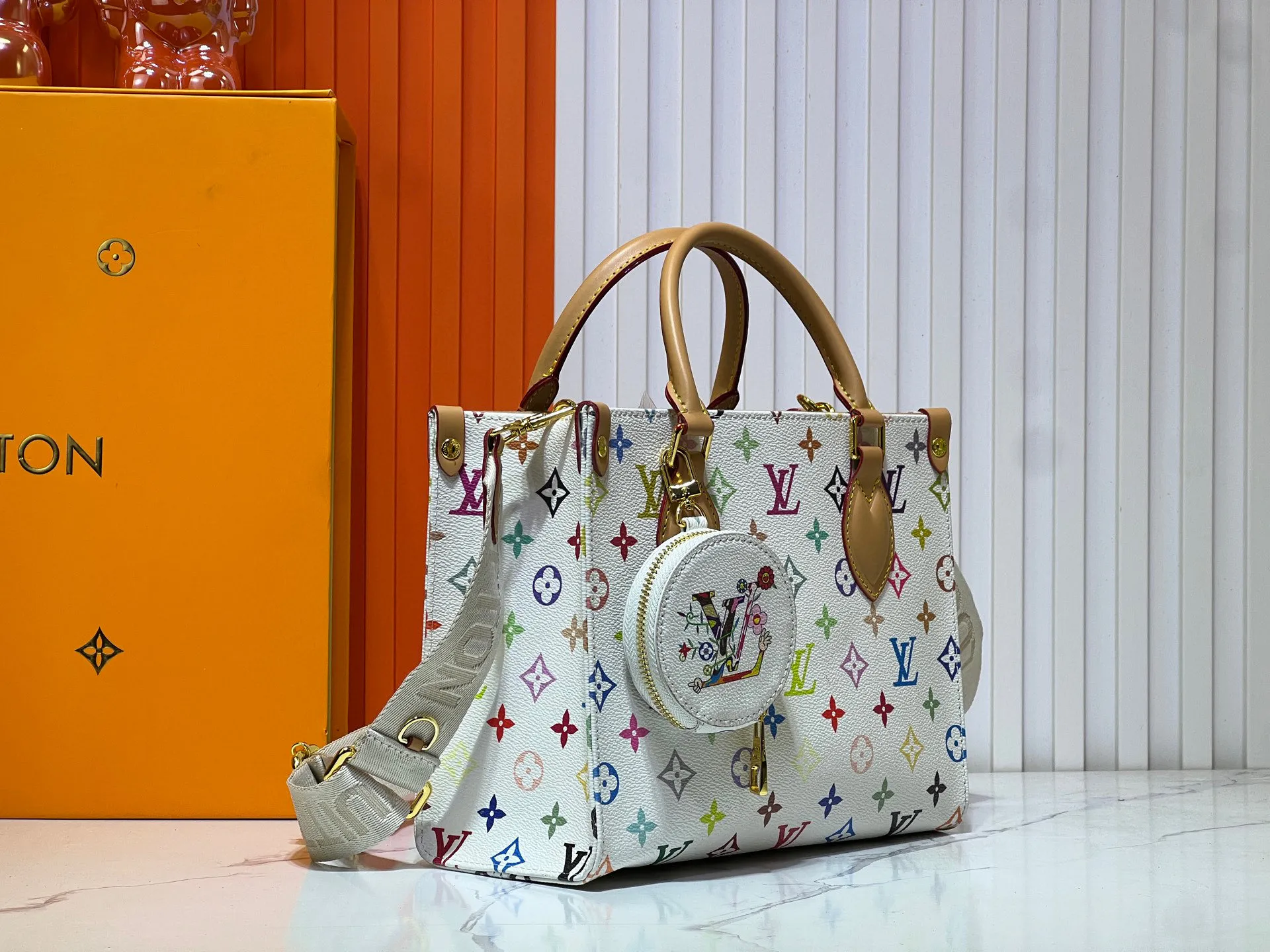 Batch 320💰Upgraded original M46373 Murakami Takahiro tricolor This OnTheGo small handbag is made of Monogram and Monogram Reverse canvas, with the Monogram Giant pattern embellished on it. The Toron handle and the jacquard textured shoulder strap decorated with the brand's logo create a visual contrast, and the detachable coin bag is suitable for storing change or small items. It combines fashionable charm with various functions, making it a good daily companion. 25.0 x 19.0 x 11.5 cm (length x height x width)