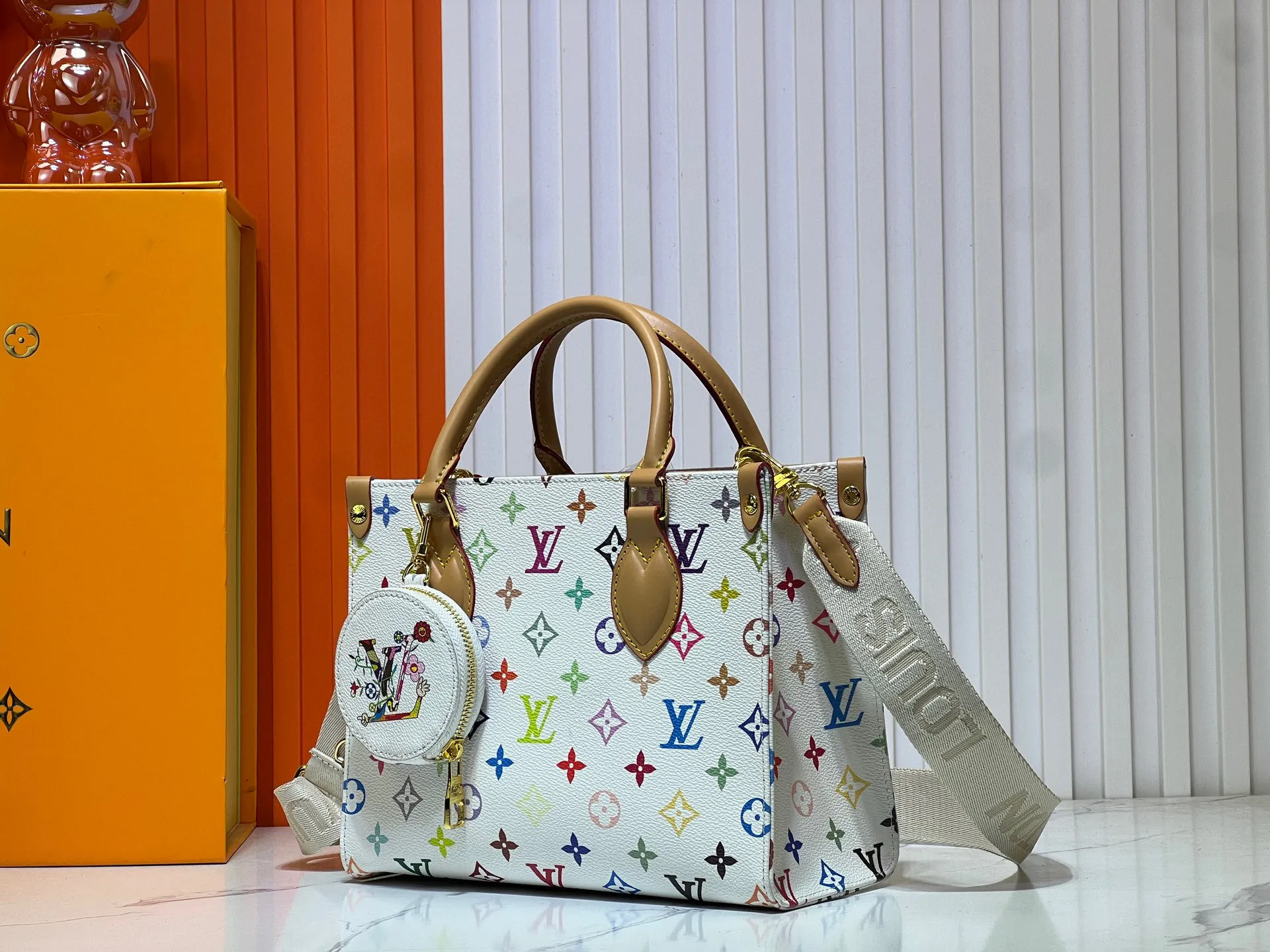 Batch 320💰Upgraded original M46373 Murakami Takahiro tricolor This OnTheGo small handbag is made of Monogram and Monogram Reverse canvas, with the Monogram Giant pattern embellished on it. The Toron handle and the jacquard textured shoulder strap decorated with the brand's logo create a visual contrast, and the detachable coin bag is suitable for storing change or small items. It combines fashionable charm with various functions, making it a good daily companion. 25.0 x 19.0 x 11.5 cm (length x height x width)