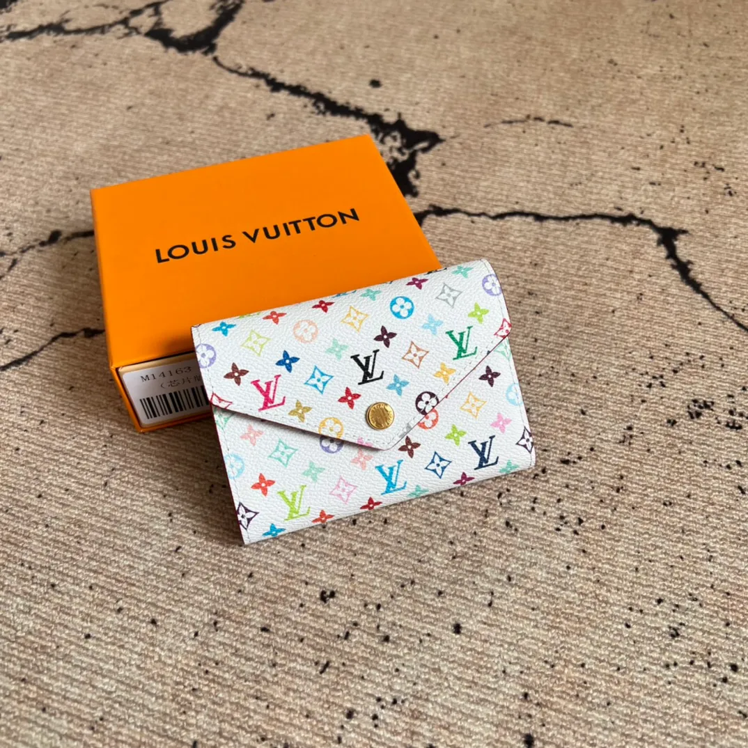 Factory price 340 Top original order M14163 white color This replica Victorine wallet from the Louis Vuitton x Murakami series is small and exquisite. The colorful Monogram pattern reinterprets Louis Vuitton's classic logo with the famous rainbow tones of Japanese artist Takashi Murakami. The wallet is made of coated canvas with fine cowhide lining and silver-tone hardware. It has a zippered coin compartment and multiple interior compartments for banknotes and business cards. 12 x 9.5 x 2.5 cm (length x height x width)