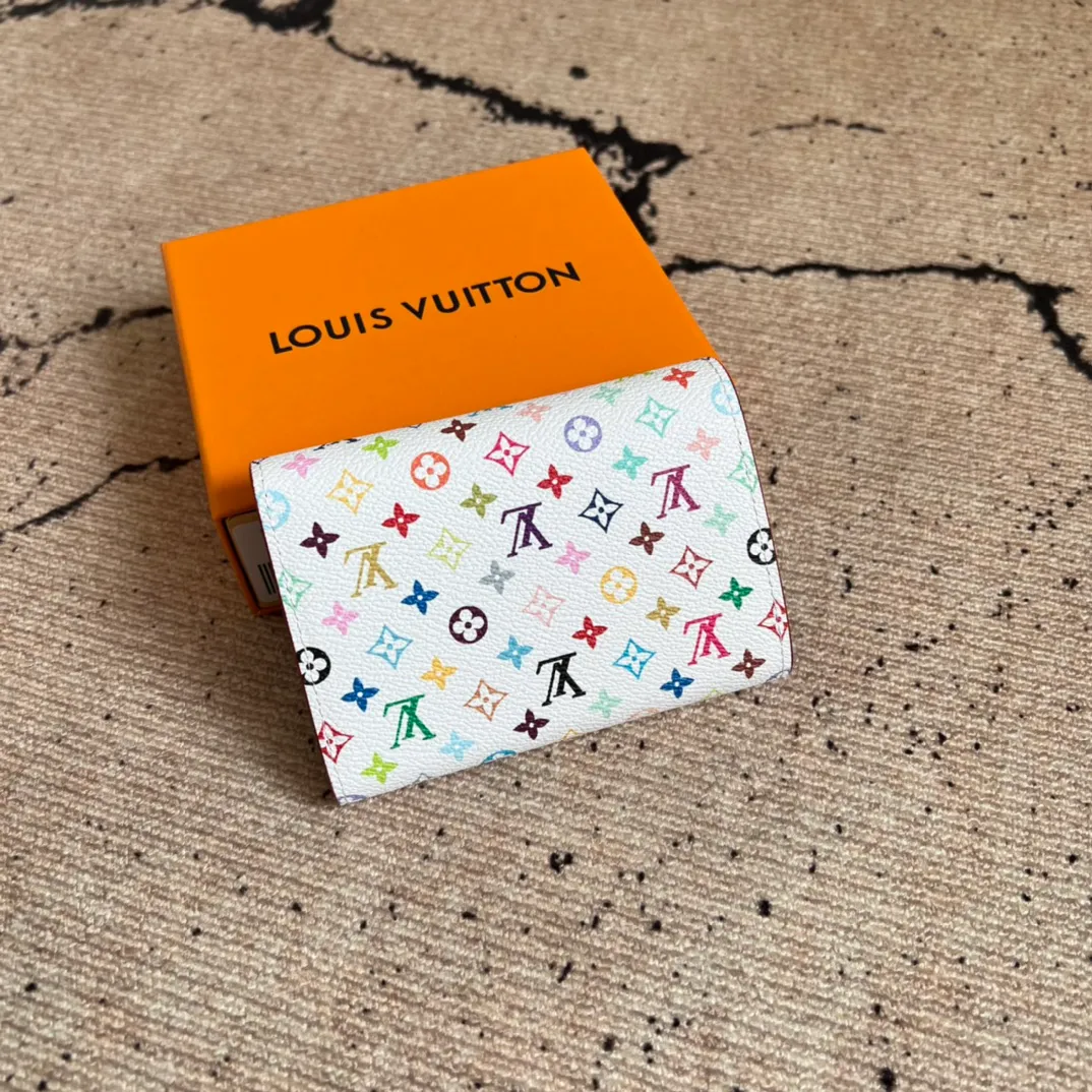 Factory price 340 Top original order M14163 white color This replica Victorine wallet from the Louis Vuitton x Murakami series is small and exquisite. The colorful Monogram pattern reinterprets Louis Vuitton's classic logo with the famous rainbow tones of Japanese artist Takashi Murakami. The wallet is made of coated canvas with fine cowhide lining and silver-tone hardware. It has a zippered coin compartment and multiple interior compartments for banknotes and business cards. 12 x 9.5 x 2.5 cm (length x height x width)