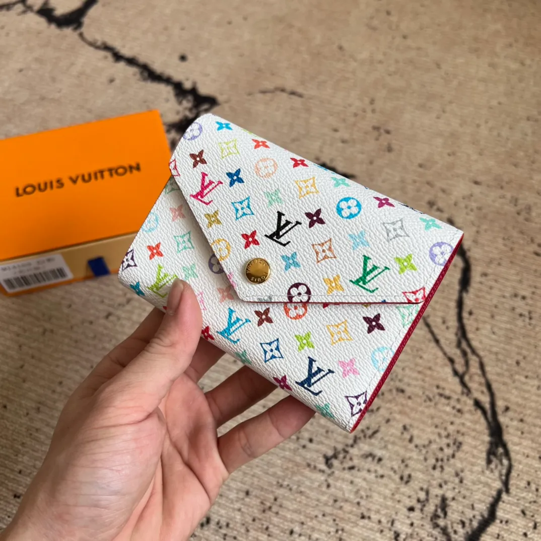 Factory price 340 Top original order M14163 white color This replica Victorine wallet from the Louis Vuitton x Murakami series is small and exquisite. The colorful Monogram pattern reinterprets Louis Vuitton's classic logo with the famous rainbow tones of Japanese artist Takashi Murakami. The wallet is made of coated canvas with fine cowhide lining and silver-tone hardware. It has a zippered coin compartment and multiple interior compartments for banknotes and business cards. 12 x 9.5 x 2.5 cm (length x height x width)