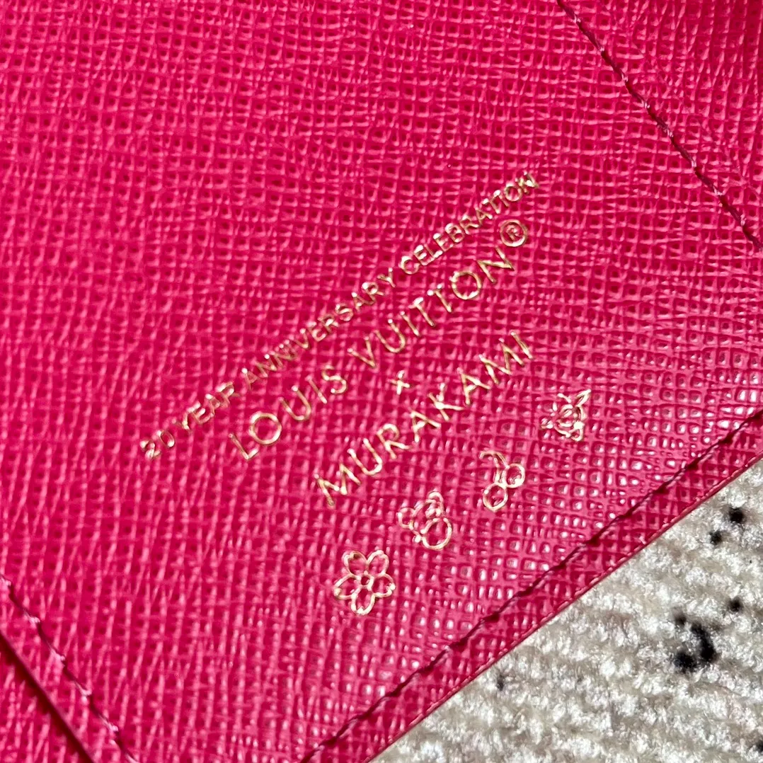 Factory price 340 Top original order M14163 white color This replica Victorine wallet from the Louis Vuitton x Murakami series is small and exquisite. The colorful Monogram pattern reinterprets Louis Vuitton's classic logo with the famous rainbow tones of Japanese artist Takashi Murakami. The wallet is made of coated canvas with fine cowhide lining and silver-tone hardware. It has a zippered coin compartment and multiple interior compartments for banknotes and business cards. 12 x 9.5 x 2.5 cm (length x height x width)