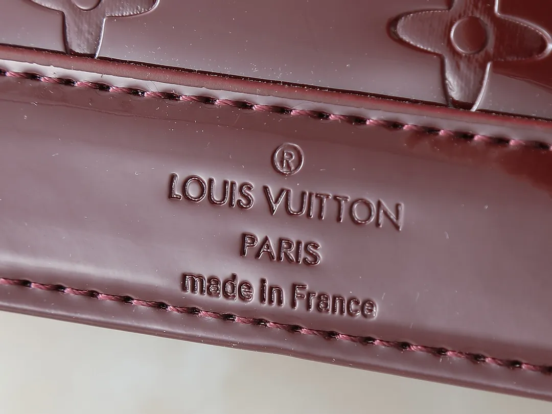 💰220💰Upgraded from the original model, the same Patent Leather Series M82717 M91606 M93595 Alma BB handbag is derived from the classic Louis Vuitton bag designed in 1934. This compact bag easily holds keys, wallet, smartphone and lipstick. Detachable shoulder strap for cross-body wear. This modern version of the bag continues its classic silhouette in Epi leather in bright and inspiring colours. Dimensions: 18x12x8
