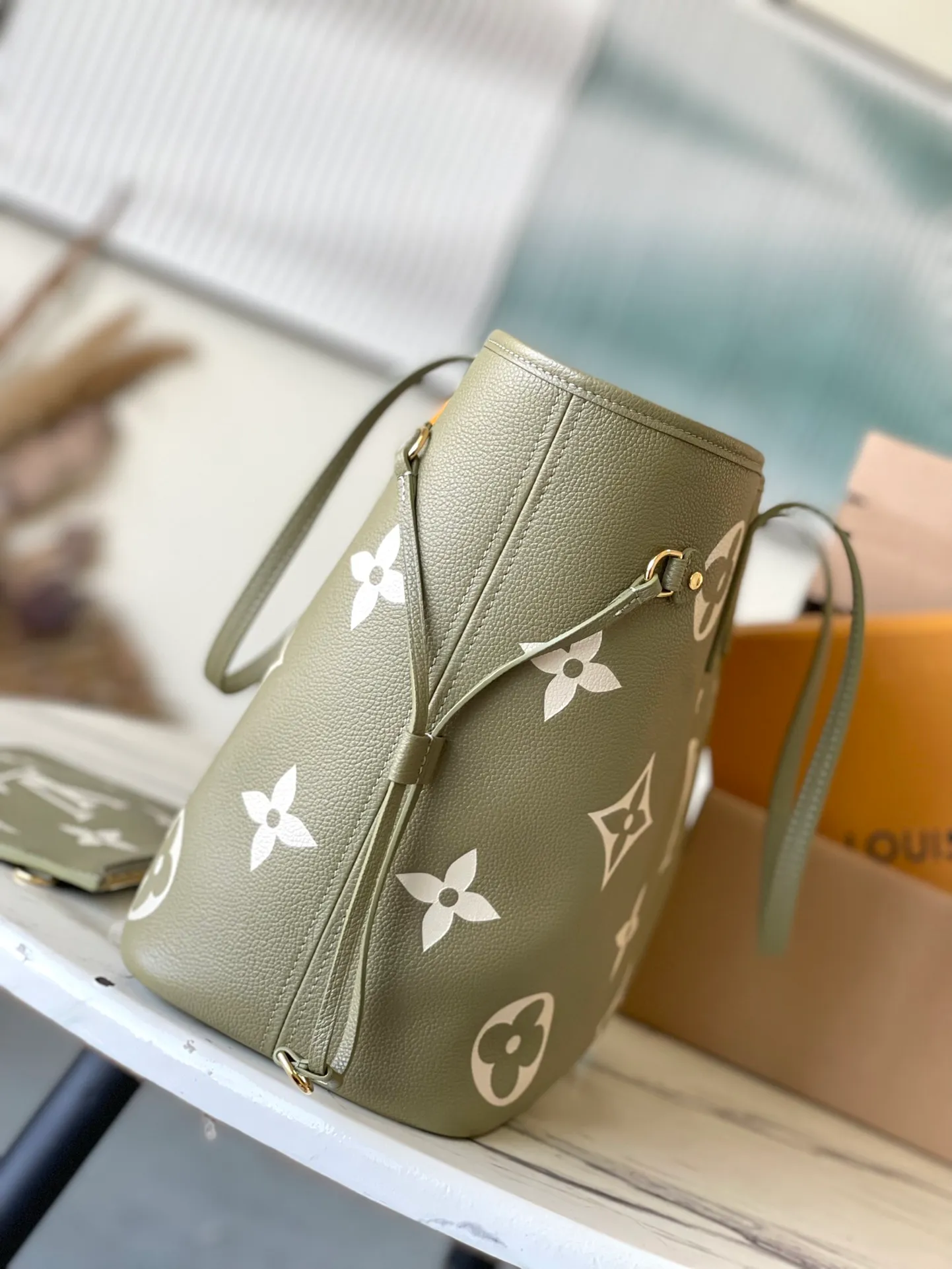 💰1220 (top layer leather) top original order M46649. Support counter inspection. Photos taken of duty-free goods are consistent with the product without unpacking. This product is an exclusive duty-free product in the market and is the highest-end product. Inspection is supported. This product has passed strict inspection and is flawless. Please wear gloves when touching the product. This product is not returnable or exchangeable. Please confirm the product first and then remove the label on the handle. This product is temporarily not open to the public, only regular customers, and is in short supply. Dimensions: 31 x 28 x 14 cm