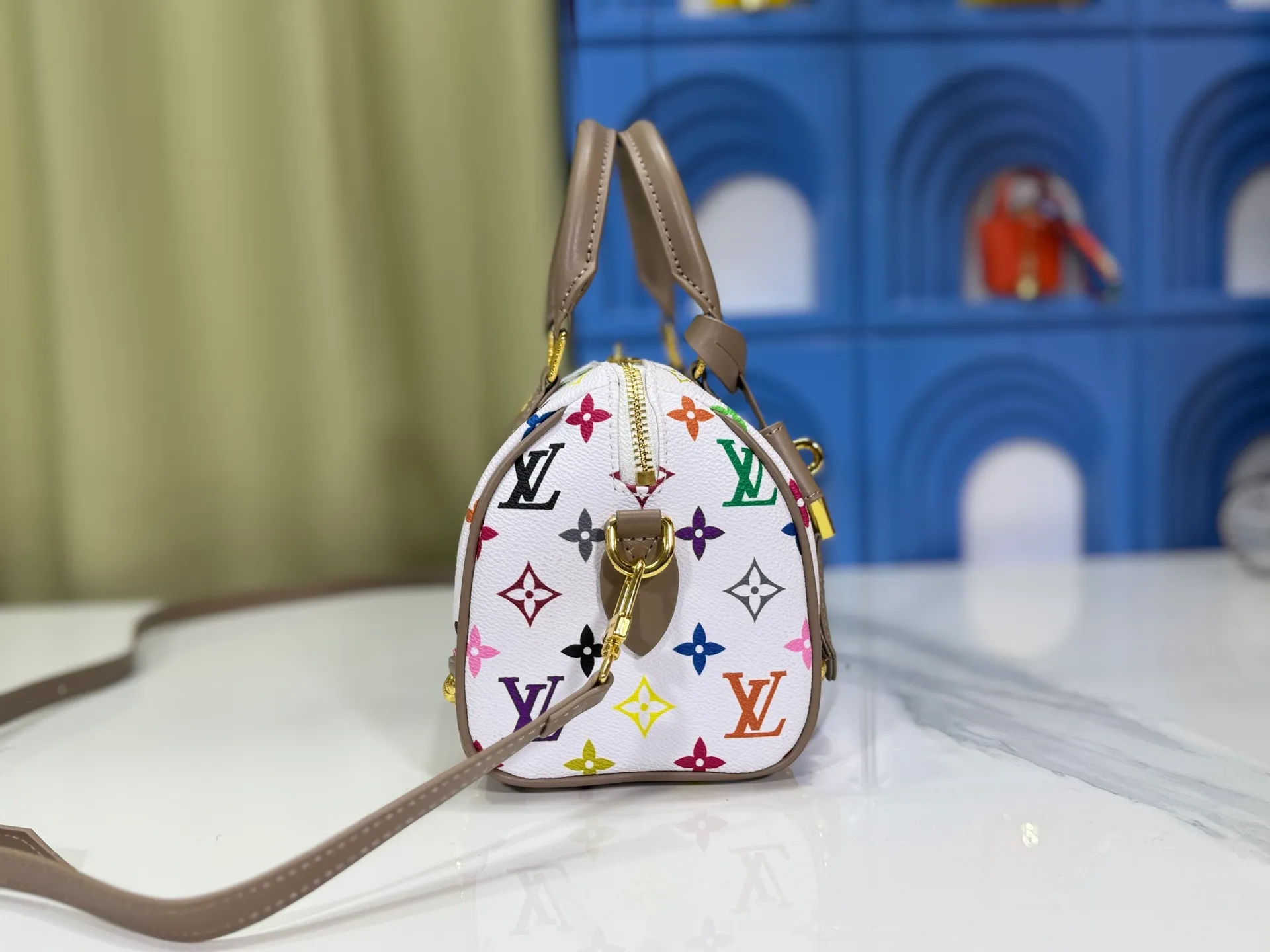 P280 upgraded original M58953 M46234 M46222 Speedy Bandoulière 20 handbag is made of soft coated canvas, and the full-length Monogram pattern is traced in colorful rainbow tones, highlighting the smart style of the Louis Vuitton x Murakami reissue series. The Toron handle and detachable shoulder strap are constructed of cow leather, the metal corners recall classic luggage elements, and the bow-shaped key bag and padlock add brand touches. Dimensions: 20.5 x 13.5 x 12.0 cm (length x height x width)