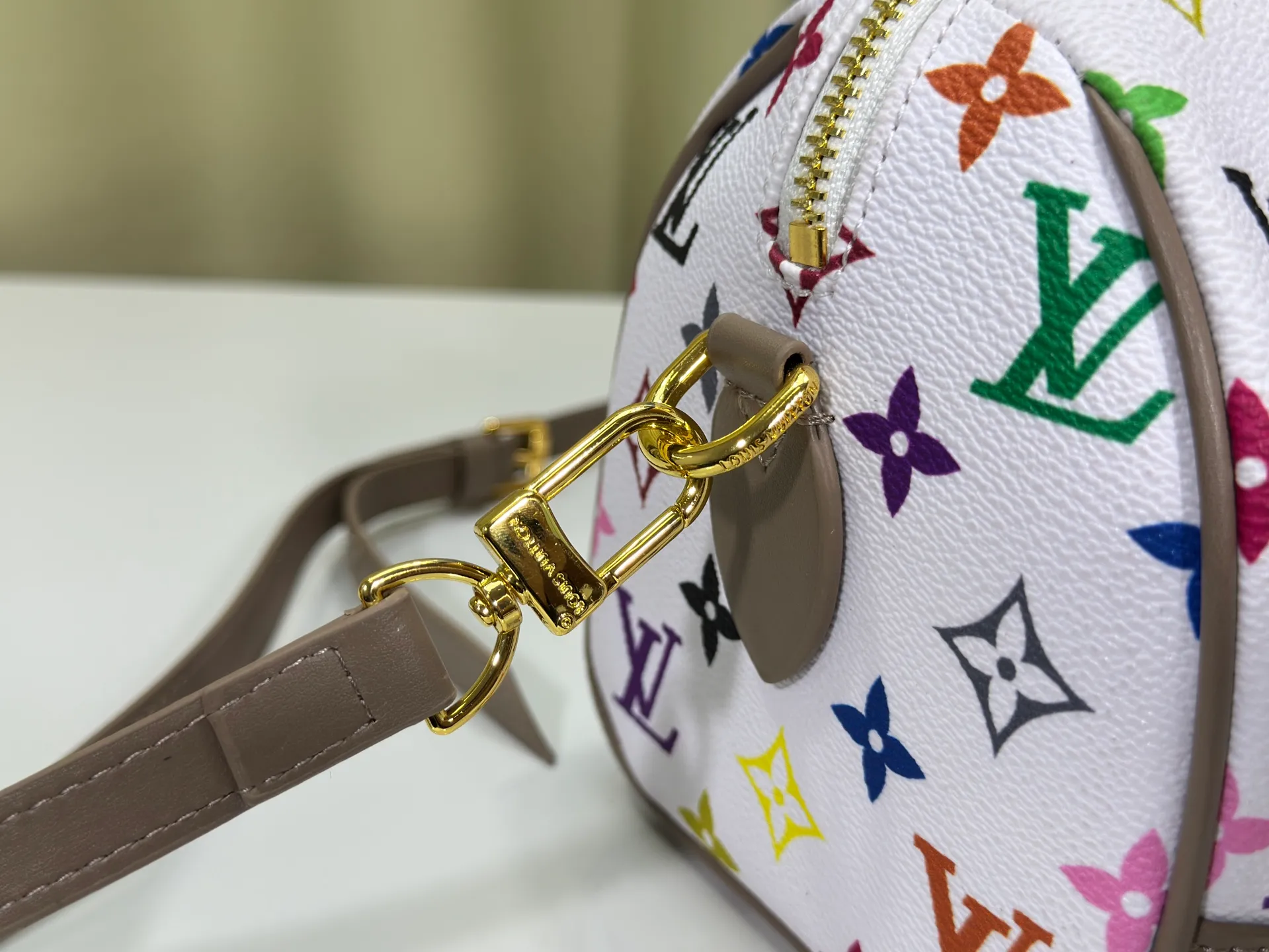 P280 upgraded original M58953 M46234 M46222 Speedy Bandoulière 20 handbag is made of soft coated canvas, and the full-length Monogram pattern is traced in colorful rainbow tones, highlighting the smart style of the Louis Vuitton x Murakami reissue series. The Toron handle and detachable shoulder strap are constructed of cow leather, the metal corners recall classic luggage elements, and the bow-shaped key bag and padlock add brand touches. Dimensions: 20.5 x 13.5 x 12.0 cm (length x height x width)