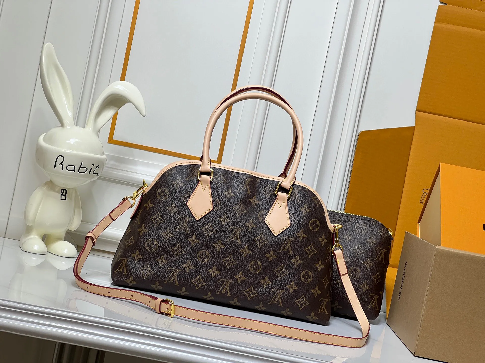 Batch 280💰Small size M15208 M25774 This Louis Vuitton Ever More PM handbag is made of classic Monogram canvas, with light-colored cowhide trim, decorated with a metal chain and padlock design, and has both hand and shoulder functions. It is the brand's modern interpretation of retro bags, integrating classic elements and contemporary design, showing an elegant retro style in the 2025 retro trend. It is suitable for daily commuting, leisure and other occasions. It is a fashionable and practical item. Large size: 35x22x15cm. Small size: 28x18x12cm
