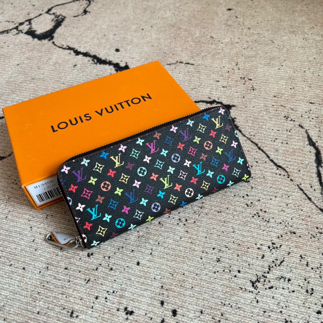 Factory price 360 ​​Top original order M13408 black color Single zipper wallet series Zippy Ld zipper wallet This Monogram print is interpreted in 33 colorful colors. In 2025, Takashi Murakami and LV jointly launched the white tricolor and black tricolor. It was launched in twelve pieces and became popular around the world. It is loved by celebrities and celebrities. It is lively, childlike and friendly. This women's wallet is composed of a zipper bag and a detachable wallet. It has eight card slots, which can be loaded with cards and daily miscellaneous items at any time. The long clip is compact in size, but its storage capacity is not to be underestimated. It can be stored in any handbag! Size: 20*9*2cm.