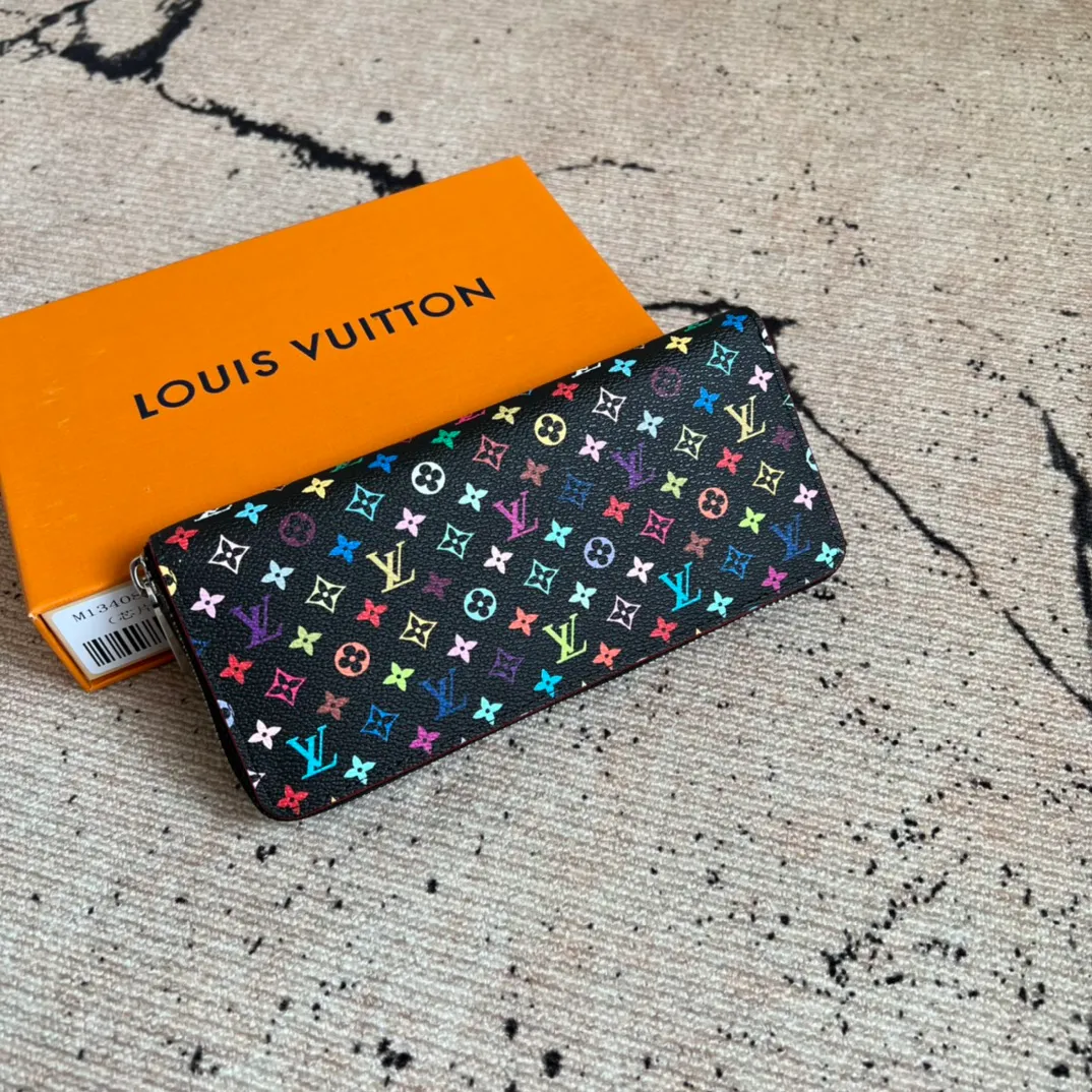 Factory price 360 ​​Top original order M13408 black color Single zipper wallet series Zippy Ld zipper wallet This Monogram print is interpreted in 33 colorful colors. In 2025, Takashi Murakami and LV jointly launched the white tricolor and black tricolor. It was launched in twelve pieces and became popular around the world. It is loved by celebrities and celebrities. It is lively, childlike and friendly. This women's wallet is composed of a zipper bag and a detachable wallet. It has eight card slots, which can be loaded with cards and daily miscellaneous items at any time. The long clip is compact in size, but its storage capacity is not to be underestimated. It can be stored in any handbag! Size: 20*9*2cm.