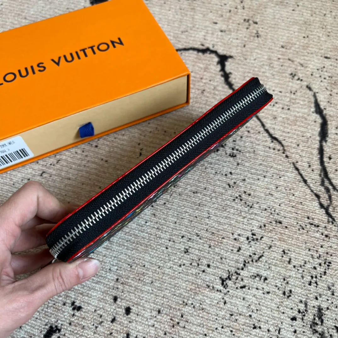 Factory price 360 ​​Top original order M13408 black color Single zipper wallet series Zippy Ld zipper wallet This Monogram print is interpreted in 33 colorful colors. In 2025, Takashi Murakami and LV jointly launched the white tricolor and black tricolor. It was launched in twelve pieces and became popular around the world. It is loved by celebrities and celebrities. It is lively, childlike and friendly. This women's wallet is composed of a zipper bag and a detachable wallet. It has eight card slots, which can be loaded with cards and daily miscellaneous items at any time. The long clip is compact in size, but its storage capacity is not to be underestimated. It can be stored in any handbag! Size: 20*9*2cm.