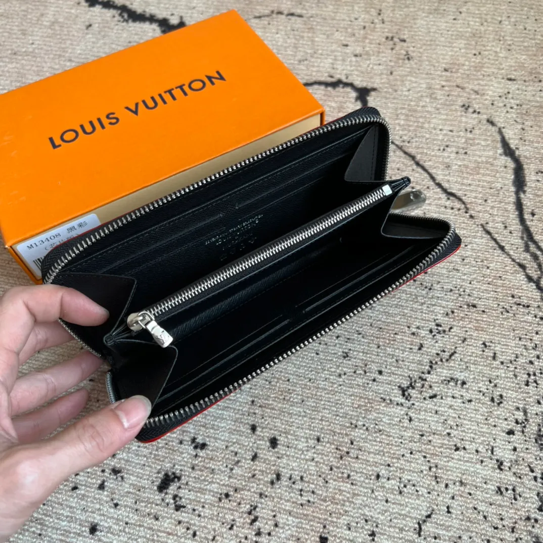 Factory price 360 ​​Top original order M13408 black color Single zipper wallet series Zippy Ld zipper wallet This Monogram print is interpreted in 33 colorful colors. In 2025, Takashi Murakami and LV jointly launched the white tricolor and black tricolor. It was launched in twelve pieces and became popular around the world. It is loved by celebrities and celebrities. It is lively, childlike and friendly. This women's wallet is composed of a zipper bag and a detachable wallet. It has eight card slots, which can be loaded with cards and daily miscellaneous items at any time. The long clip is compact in size, but its storage capacity is not to be underestimated. It can be stored in any handbag! Size: 20*9*2cm.