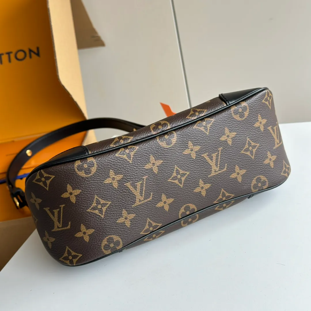 p1660 [Equipped with a full set of MB tax-free packaging] Upgraded diamond-shaped variable code chip 𝐁𝐎𝐔𝐋𝐎𝐆𝐍𝐄The king of hot hits #M45832 Special grade all-steel physical shooting Size: 29*16*9.5cm A good-looking and packable croissant 🥐 perfectly integrates retro and fashion, not only reaches a new height in appearance, The storage capacity is also very user-friendly. The bag body is not big, so it can meet the daily needs of large storage space. The detachable and adjustable shoulder strap design allows more choices for daily concave shapes. The matching of the chain adds an elegant element to the entire bag. The design of the chain turns the entire bag into an armpit bag in seconds. I think it is a top-notch product 𝐲𝐲𝐝𝐬!