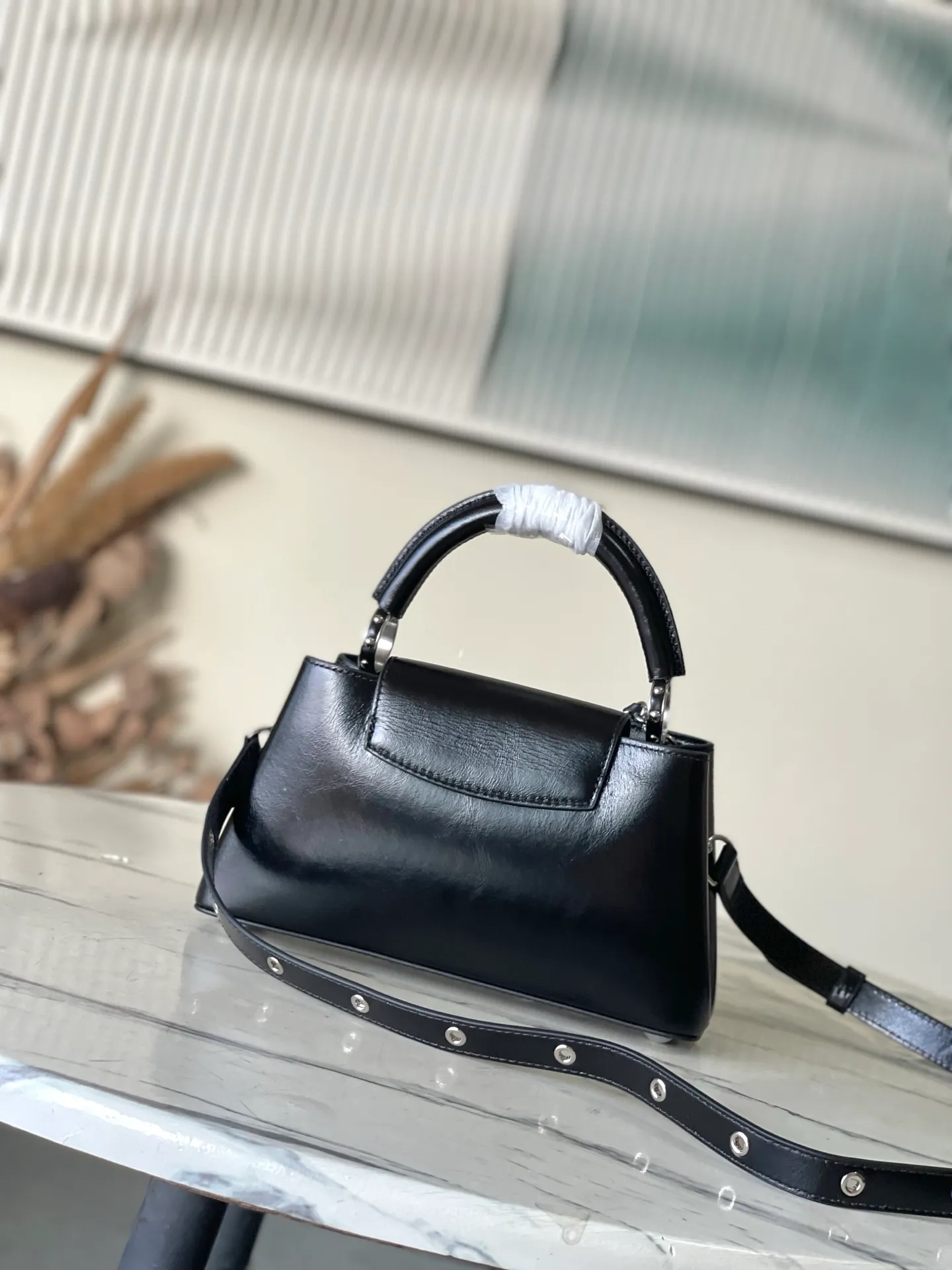 💰2360 "Super Original Leather" M25492 Small Black Oil Waxed Leather This Capucines East-WestBB handbag gives the leather a pleated texture, telling the new season trend. The cow leather trim outlines smooth lines. The LV letters and detachable chain shine with metallic luster. The spacious interior meets different storage needs. Various carrying methods show functional ingenuity. Size: 26.5*14*8CM