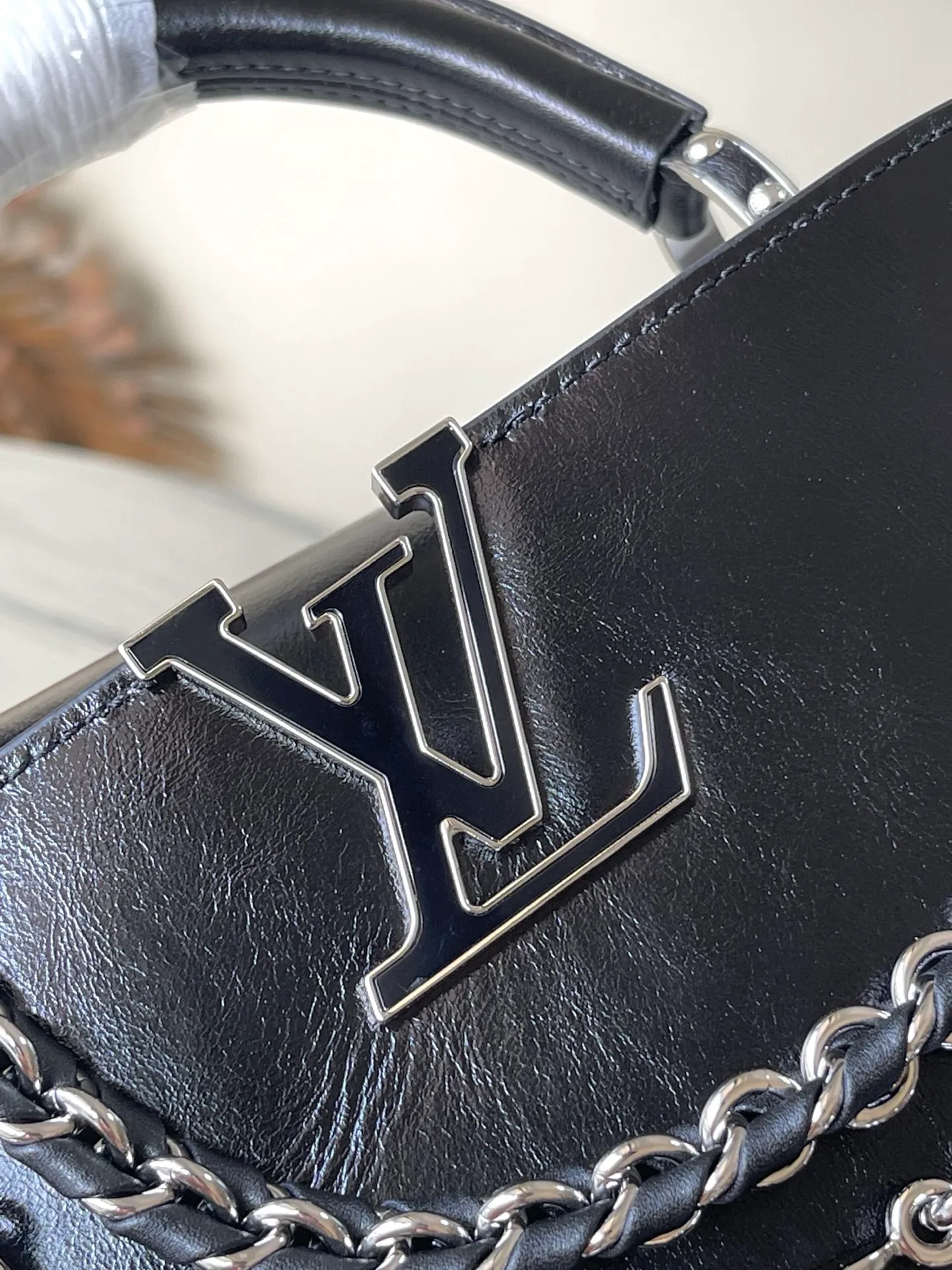 💰2360 "Super Original Leather" M25492 Small Black Oil Waxed Leather This Capucines East-WestBB handbag gives the leather a pleated texture, telling the new season trend. The cow leather trim outlines smooth lines. The LV letters and detachable chain shine with metallic luster. The spacious interior meets different storage needs. Various carrying methods show functional ingenuity. Size: 26.5*14*8CM