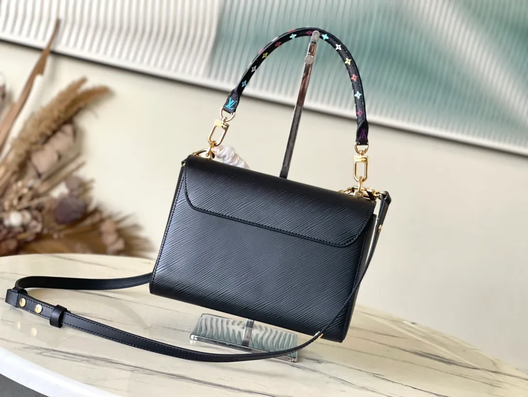 💰1320 (first-grain leather) top-quality original M13243 black. This Twist Slim medium handbag is made of Epi grained cow leather to present a unique texture, and then incorporates the iconic LV Twist twist lock and dazzling metal parts into the modern silhouette. The Toron handle is embellished with the colorful Monogram pattern from the Louis Vuitton x Murakami reissue series. 16 x 8 x 23 cm (height x width x length)