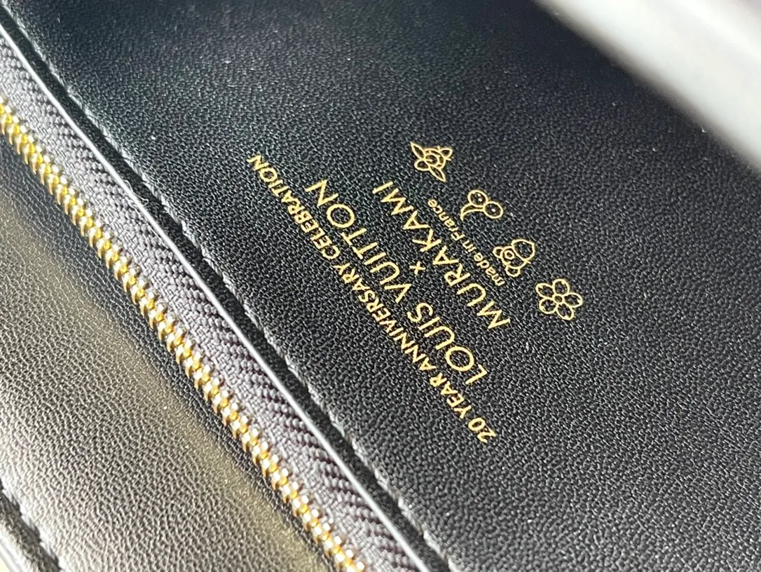 💰1320 (first-grain leather) top-quality original M13243 black. This Twist Slim medium handbag is made of Epi grained cow leather to present a unique texture, and then incorporates the iconic LV Twist twist lock and dazzling metal parts into the modern silhouette. The Toron handle is embellished with the colorful Monogram pattern from the Louis Vuitton x Murakami reissue series. 16 x 8 x 23 cm (height x width x length)