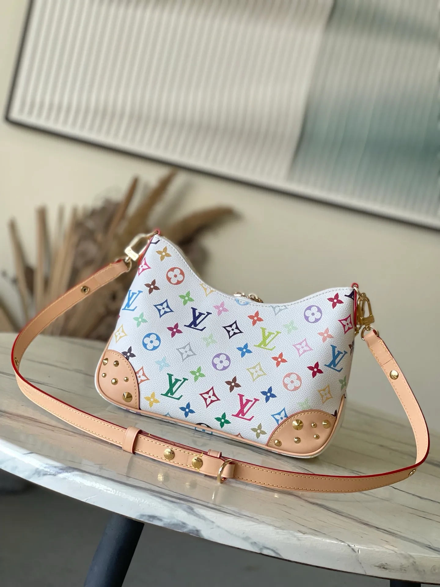 💰1140 Top original order M27790 Murakami Takashi collaboration series Boulogne handbag is made of classic Monogram canvas, equipped with double zippers and a spacious inner patch pocket that can accommodate a 12 Pro mobile phone. The shoulder strap allows for long or short shoulder and cross-body wear options, and can be removed to transform into a small chain bag or clutch. 29 x 16 x 9.5 cm (length x height x width)