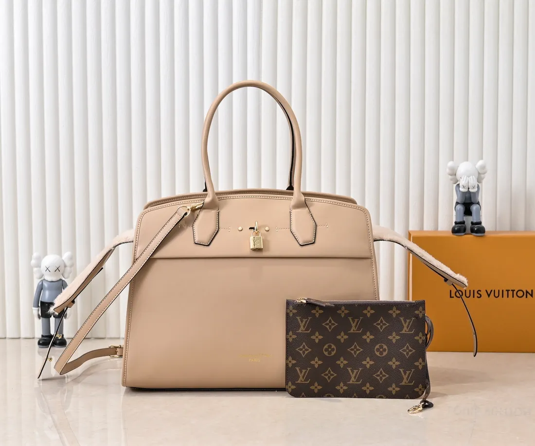 Batch 💰Small 380 💰Large 200 Furry M12005 M12556 M12337 This large City Steamer handbag draws inspiration from the design of luggage built for cruise ships in 1901, making its eye-catching appearance at the 2024 autumn and winter ready-to-wear show. Grained Millesime leather and shearling leather trims add seasonal flair, an embossed padlock and hot-stamped LV Circle logo add a modern twist, and a removable Monogram storage bag makes it easy to store valuables. Size: large size 35x42x21cm, small size 30x36x17