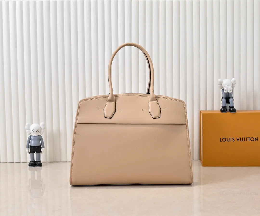 Batch 💰Small 380 💰Large 200 Furry M12005 M12556 M12337 This large City Steamer handbag draws inspiration from the design of luggage built for cruise ships in 1901, making its eye-catching appearance at the 2024 autumn and winter ready-to-wear show. Grained Millesime leather and shearling leather trims add seasonal flair, an embossed padlock and hot-stamped LV Circle logo add a modern twist, and a removable Monogram storage bag makes it easy to store valuables. Size: large size 35x42x21cm, small size 30x36x17