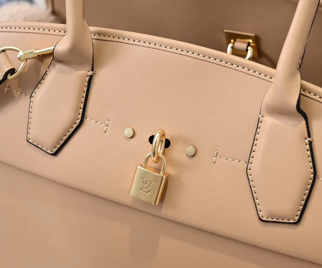Batch 💰Small 380 💰Large 200 Furry M12005 M12556 M12337 This large City Steamer handbag draws inspiration from the design of luggage built for cruise ships in 1901, making its eye-catching appearance at the 2024 autumn and winter ready-to-wear show. Grained Millesime leather and shearling leather trims add seasonal flair, an embossed padlock and hot-stamped LV Circle logo add a modern twist, and a removable Monogram storage bag makes it easy to store valuables. Size: large size 35x42x21cm, small size 30x36x17