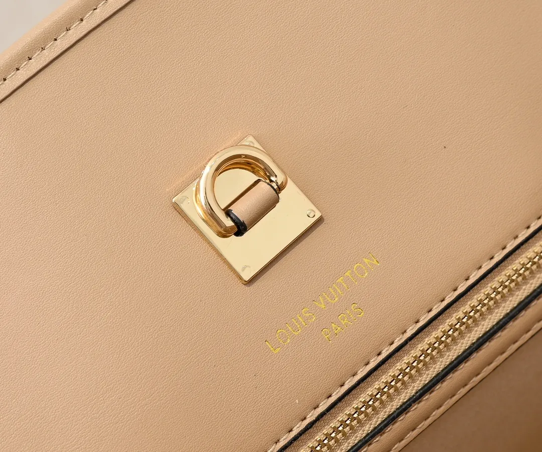 Batch 💰Small 380 💰Large 200 Furry M12005 M12556 M12337 This large City Steamer handbag draws inspiration from the design of luggage built for cruise ships in 1901, making its eye-catching appearance at the 2024 autumn and winter ready-to-wear show. Grained Millesime leather and shearling leather trims add seasonal flair, an embossed padlock and hot-stamped LV Circle logo add a modern twist, and a removable Monogram storage bag makes it easy to store valuables. Size: large size 35x42x21cm, small size 30x36x17