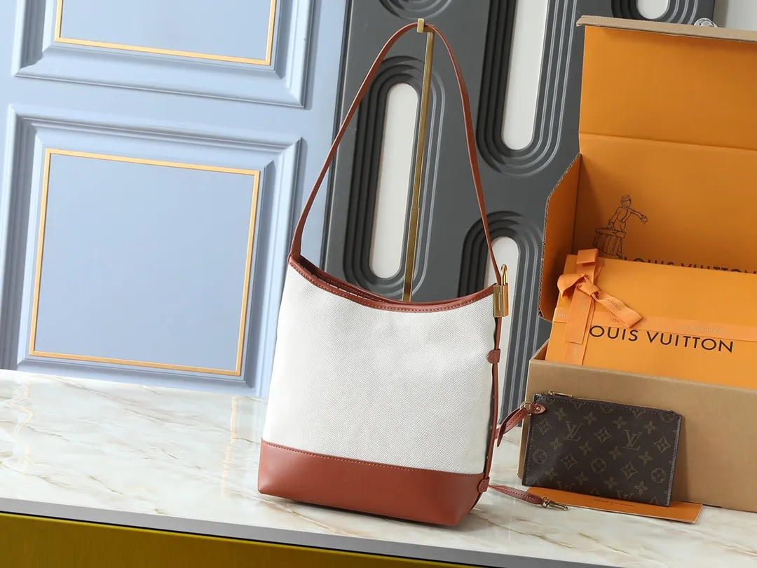 💰280💰Upgraded from the original M25468. This small Low Key Hobo handbag is blended with canvas and cow leather, using texture contrast to interpret the elegant style of the new season. Distressed metal hardware and a removable Monogram zippered inner pocket harken back to the brand's trunk-making heritage, while the striped lining highlights sophisticated details. Dimensions: 24.0 x 28.0 x 16.0 cm (length x height x width)