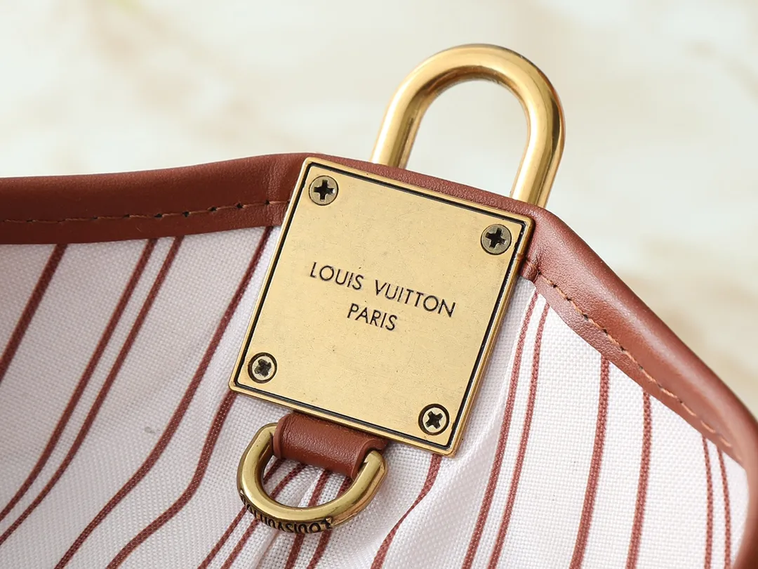 💰280💰Upgraded from the original M25468. This small Low Key Hobo handbag is blended with canvas and cow leather, using texture contrast to interpret the elegant style of the new season. Distressed metal hardware and a removable Monogram zippered inner pocket harken back to the brand's trunk-making heritage, while the striped lining highlights sophisticated details. Dimensions: 24.0 x 28.0 x 16.0 cm (length x height x width)