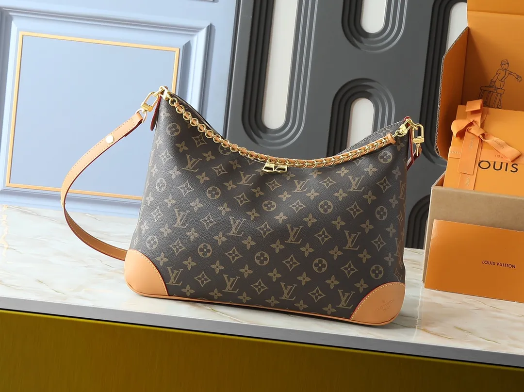 💰260💰Upgraded original M25854 M13706 This classic Boulogne handbag has been upgraded to a roomy GM size, perfect for carrying laptops and other essentials. Inspired by an archival model from 1984, this elegant design is crafted from Monogram Empreinte leather and embellished with an exclusive gold braided chain that can be removed if desired. You can choose to wear it cross-body, over the shoulder or by hand. Dimensions: 40 × 29 × 15 cm (length x height x width)