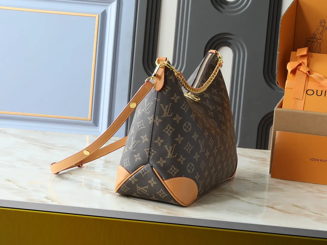 💰260💰Upgraded original M25854 M13706 This classic Boulogne handbag has been upgraded to a roomy GM size, perfect for carrying laptops and other essentials. Inspired by an archival model from 1984, this elegant design is crafted from Monogram Empreinte leather and embellished with an exclusive gold braided chain that can be removed if desired. You can choose to wear it cross-body, over the shoulder or by hand. Dimensions: 40 × 29 × 15 cm (length x height x width)