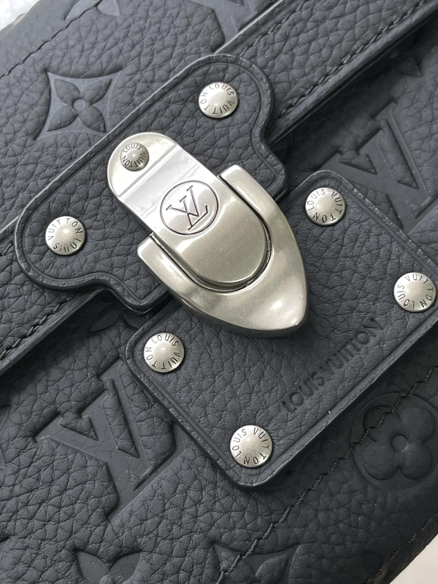 💰1300 (first-grain leather) top original order M13871 black This Soul Trunk handbag is made of soft Monogram embossed Taurillon cow leather to interpret the brand's traditional hard box structure. Reinforced corners Leather details and detachable and adjustable shoulder straps embellish the Monogram pattern body. Cotton lining completes the overall size: 19x15x7cm