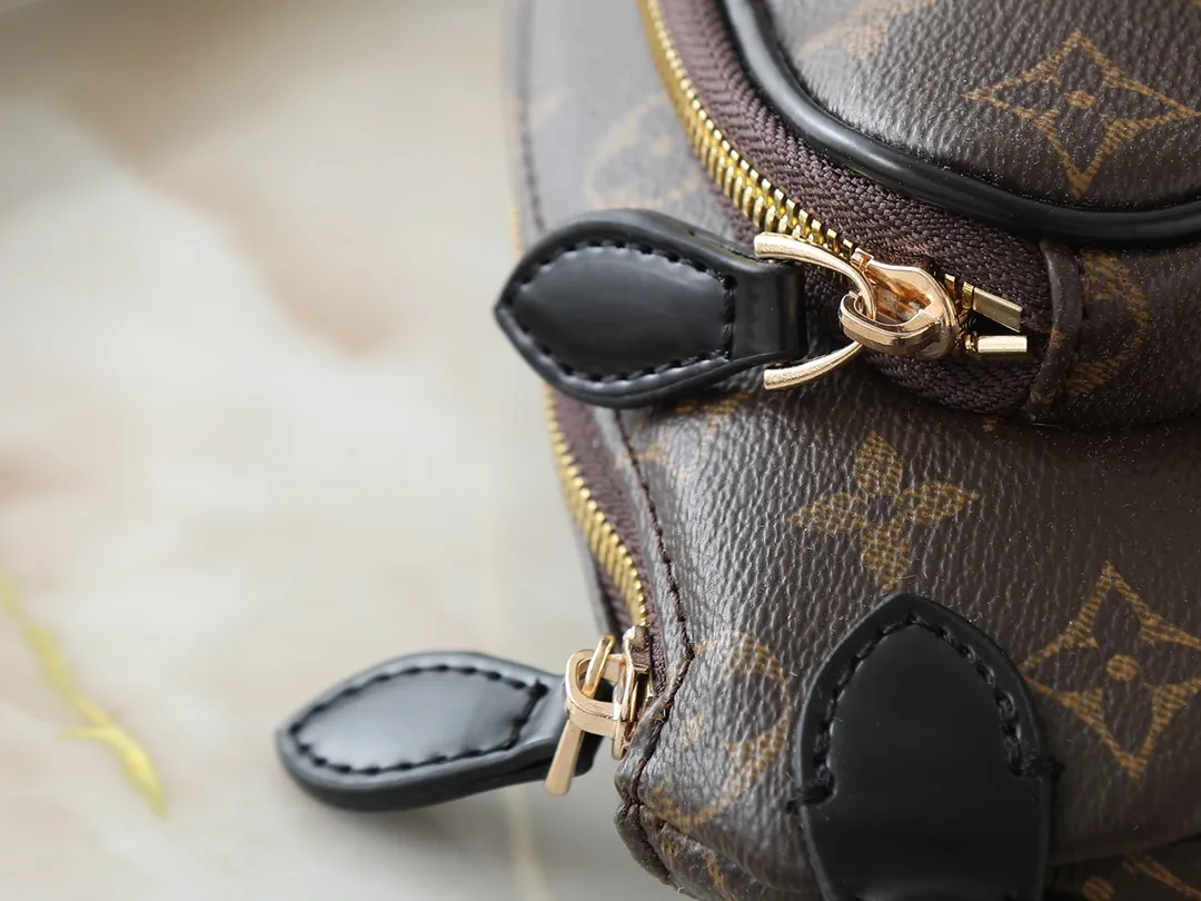 💰220💰Upgraded from the original N00230 M14806 M43644 This Keepit waist bag debuted at the 2025 spring and summer show. It is made of Damier Azur canvas and dazzling metal parts, and is equipped with an adjustable shoulder strap for flexible carrying. An exterior zippered compartment holds small essentials, and a front leather label embossed with the Louis Vuitton logo. Dimensions: 29.0 x 12.0 x 6.0 cm (length x height x width)