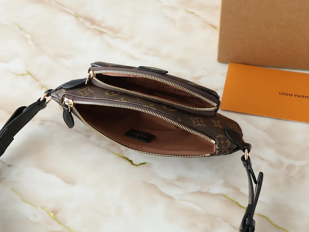 💰220💰Upgraded from the original N00230 M14806 M43644 This Keepit waist bag debuted at the 2025 spring and summer show. It is made of Damier Azur canvas and dazzling metal parts, and is equipped with an adjustable shoulder strap for flexible carrying. An exterior zippered compartment holds small essentials, and a front leather label embossed with the Louis Vuitton logo. Dimensions: 29.0 x 12.0 x 6.0 cm (length x height x width)