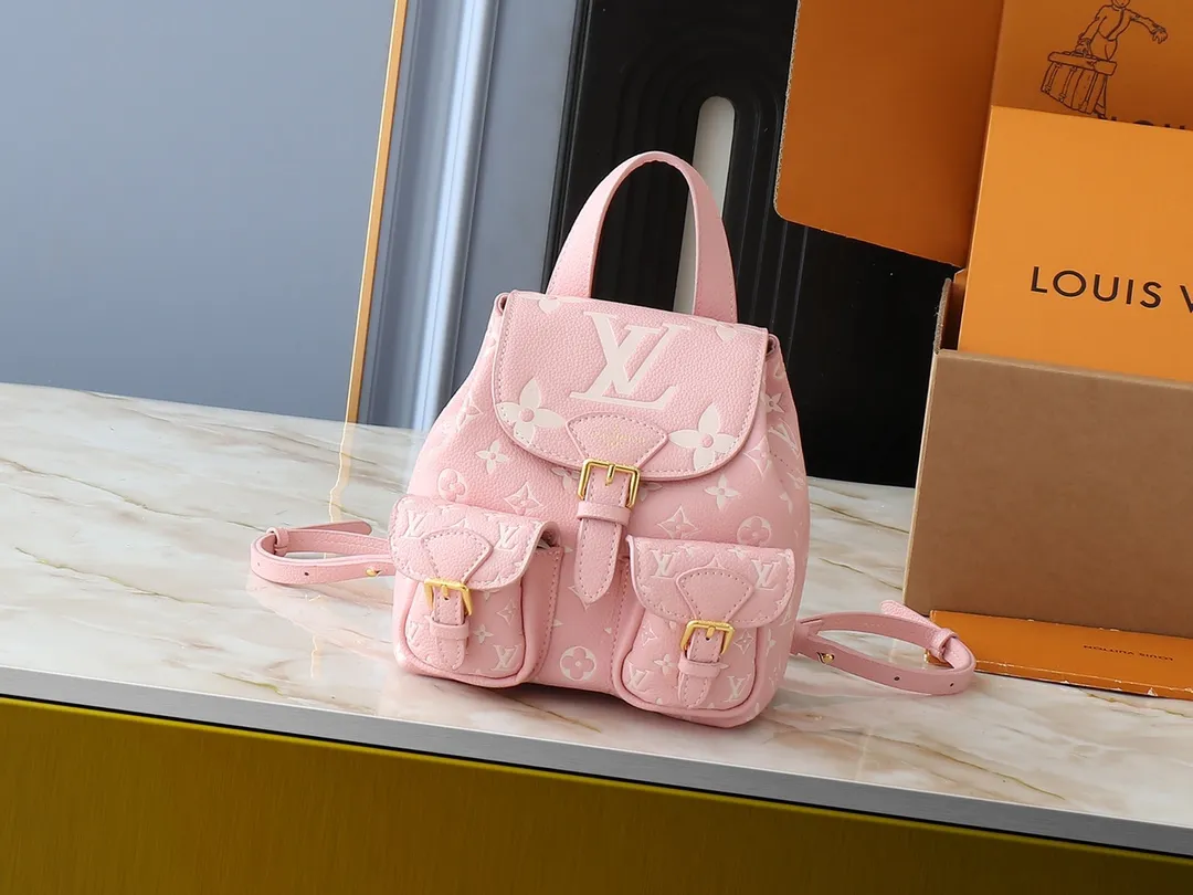 💰260💰Upgraded from the original M12987 M47074 M47072 M47106 This Backup backpack reinterprets the fresh tones of the LV Milky Way series with soft touches, using Monogram Empreinte leather with elegant metal hardware. Multiple pockets designed to easily store large wallets and travel essentials. Dimensions: 20.0 x 22.0 x 14.0 cm (length x height x width)