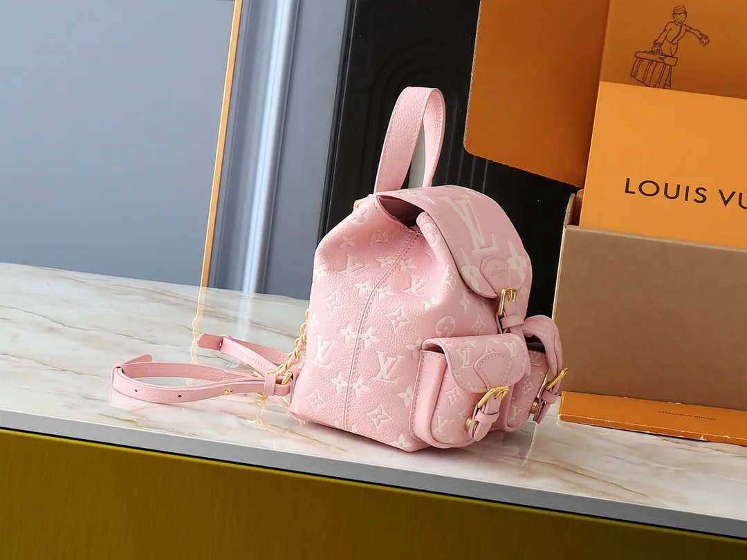 💰260💰Upgraded from the original M12987 M47074 M47072 M47106 This Backup backpack reinterprets the fresh tones of the LV Milky Way series with soft touches, using Monogram Empreinte leather with elegant metal hardware. Multiple pockets designed to easily store large wallets and travel essentials. Dimensions: 20.0 x 22.0 x 14.0 cm (length x height x width)